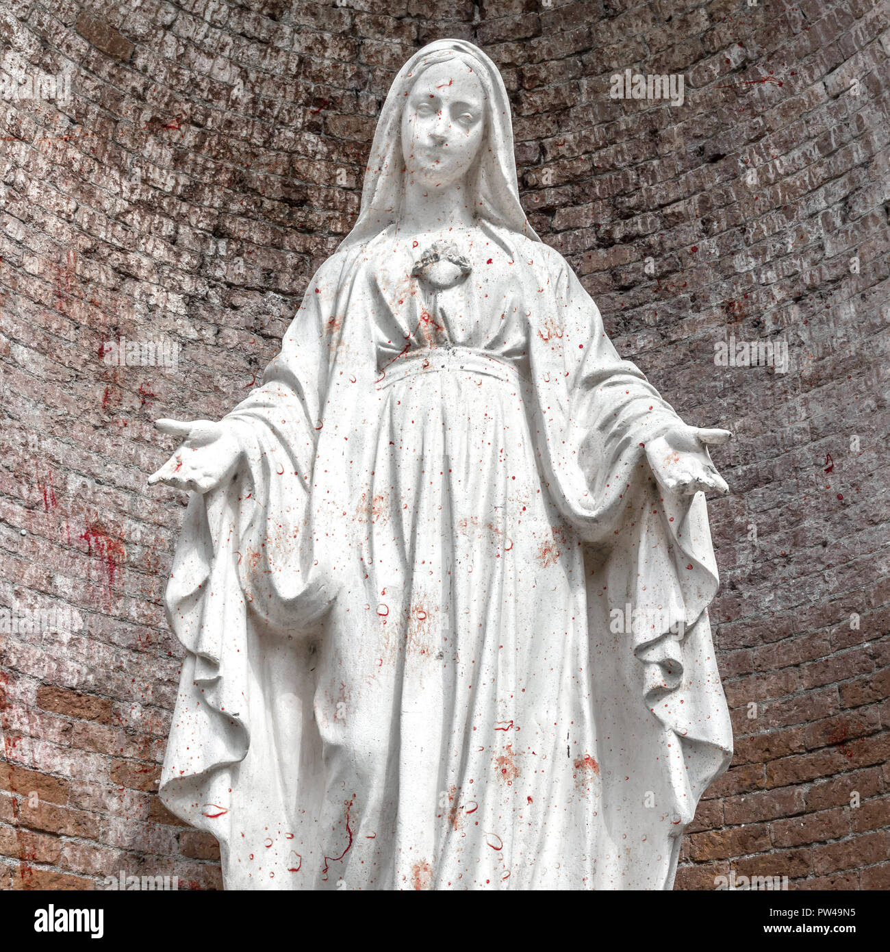 Blutige Statue der Madonna. Starke Konzept von Leid, Geburt, Leben und Tod. Stockfoto