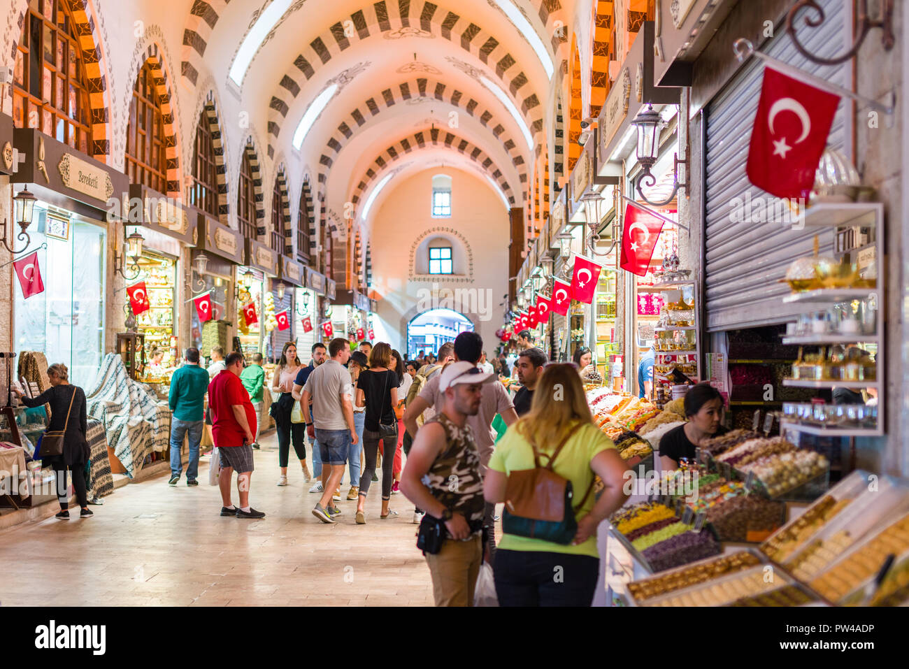 Ansicht der Kapalı Çarşı oder Grand Bazaar Interieur mit Menschen surfen Elemente in den verschiedenen kleinen Läden, Istanbul, Türkei Stockfoto