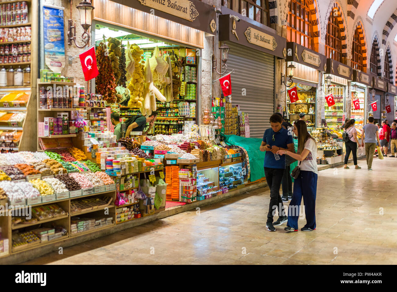 Ansicht der Kapalı Çarşı oder Grand Bazaar Interieur mit Menschen surfen Elemente in den verschiedenen kleinen Läden, Istanbul, Türkei Stockfoto