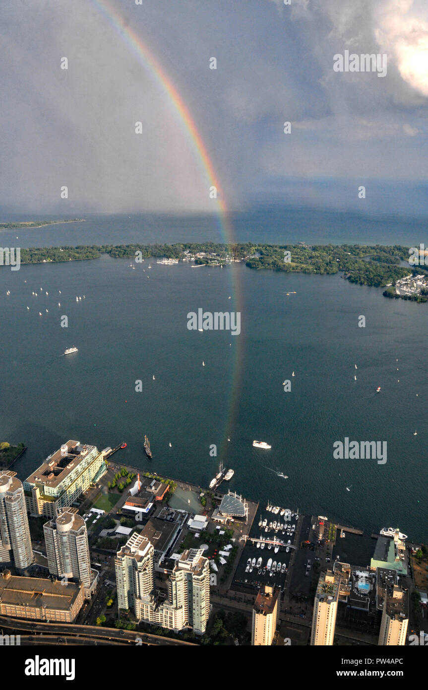 Um Kanada - Regenbogen über Toronto Harbour Front Stockfoto