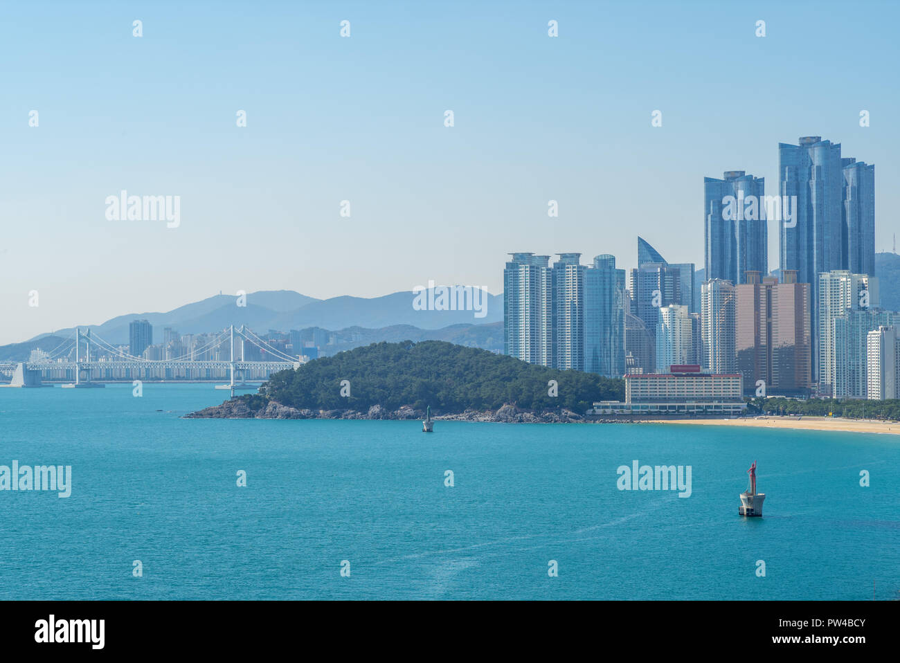 Gwangan Bridge und die Skyline von Haeundae in Busan Stockfoto