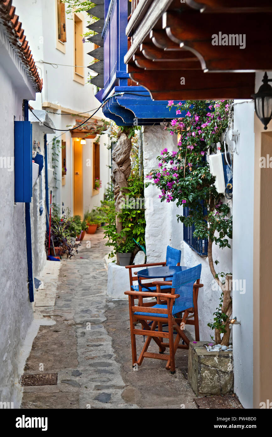 Malerische Gasse in Skopelos Stadt, Insel Skopelos, Nördliche Sporaden, Magnessia, Thessalien, Griechenland. Stockfoto