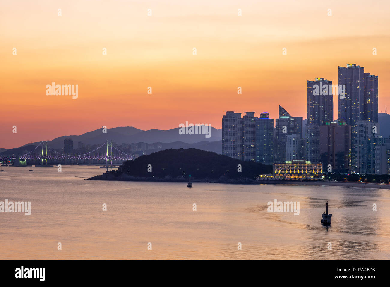 Gwangan Bridge und die Skyline von Haeundae in Busan Stockfoto