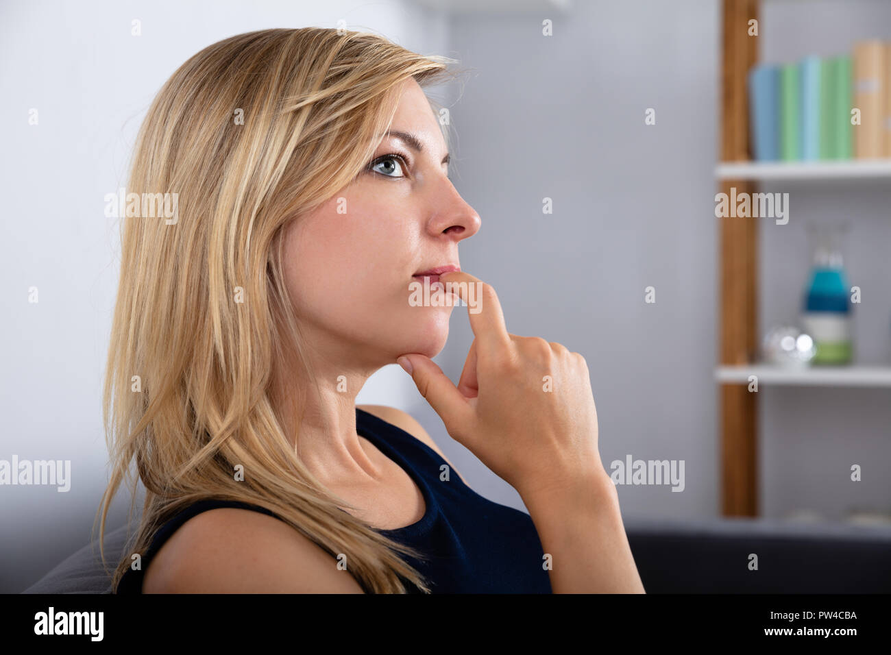 Nahaufnahme einer schönen jungen Frau in Betracht gezogen Stockfoto