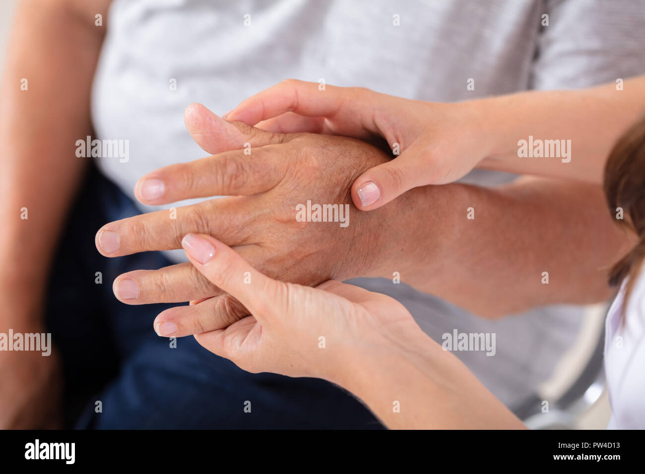 In der Nähe des Handgelenks ein Weibliches, der Arzt, der die Untersuchung des Patienten Stockfoto In der Nähe des Handgelenks ein Weibliches, der Arzt, der die Untersuchung des Patienten Stockfoto