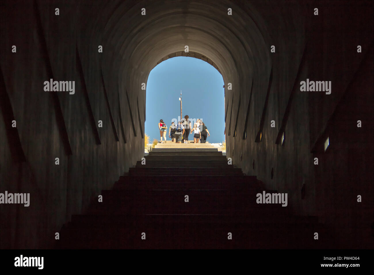 LOVCEN, Montenegro, September - Touristen zu Fuß auf einem steilen Weg zum mausoleum von Njegos Montenegro (1813-1851), Philosoph, Dichter und Herrscher Stockfoto