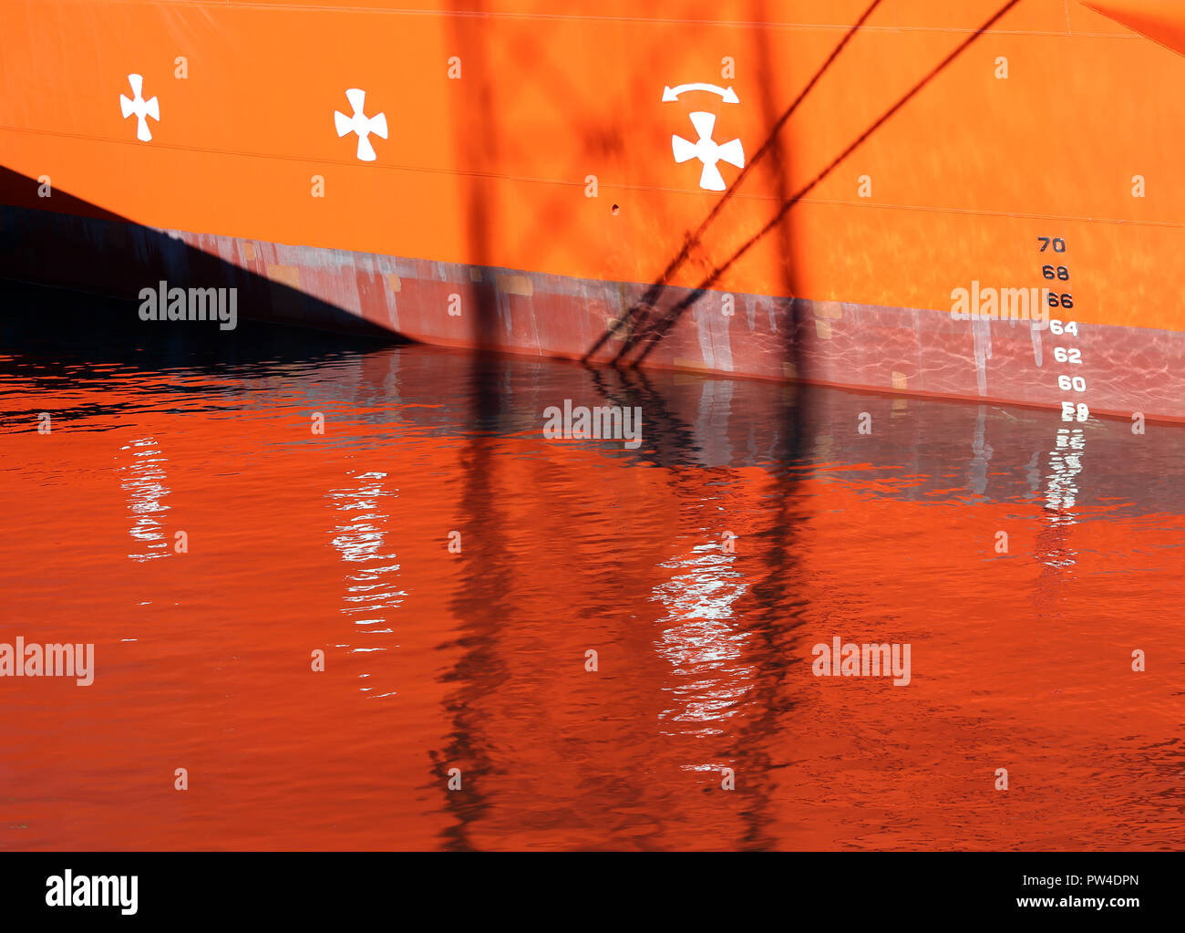 Nahaufnahme des Schiffes Bug mit orangefarbenen Reflexen in Wasser Stockfoto Nahaufnahme des Schiffes Bug mit orangefarbenen Reflexen in Wasser Stockfoto