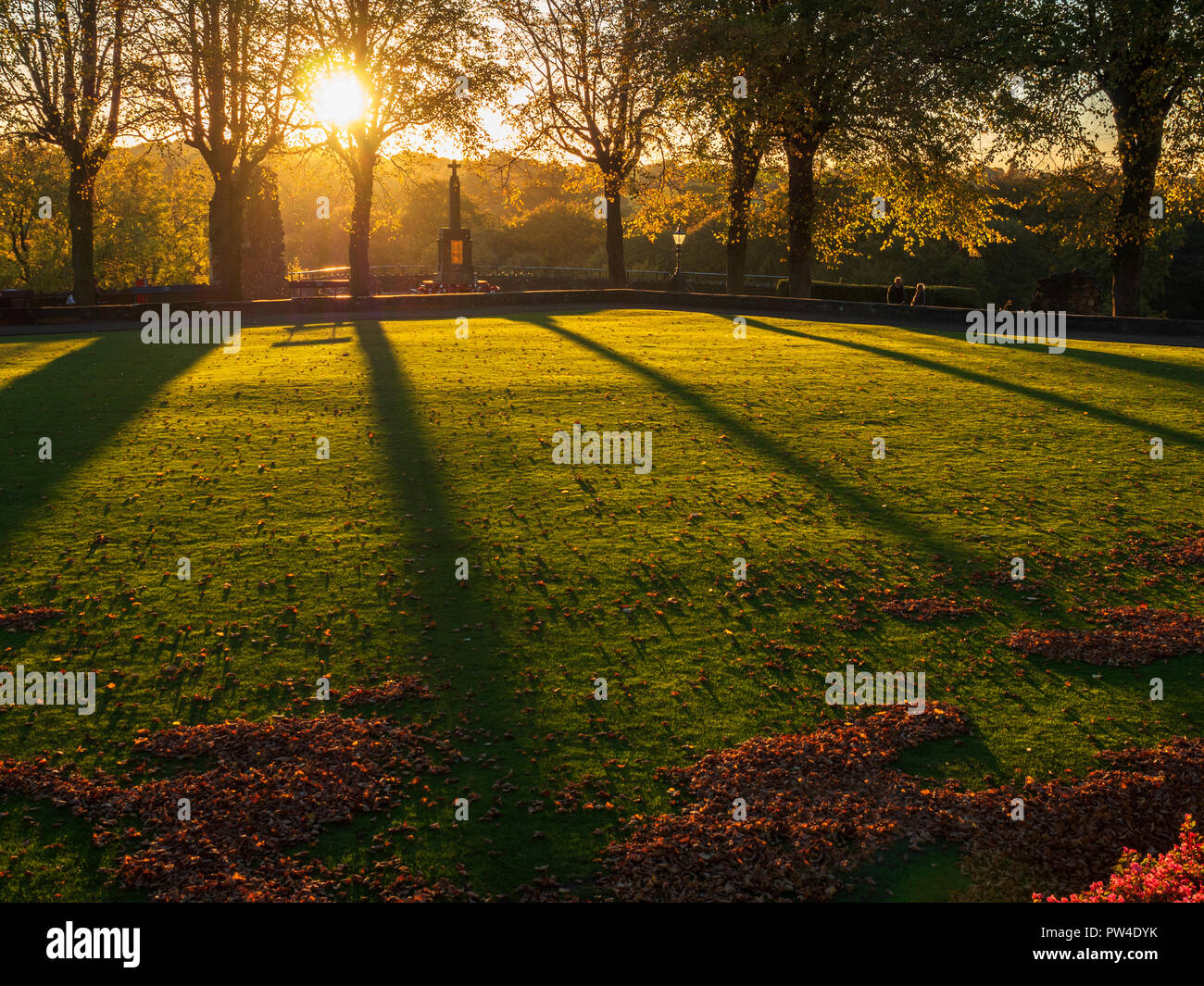 War Memorial und Baum Schatten auf das Bowling Green im Schlosspark in Knaresborough North Yorkshire England Stockfoto