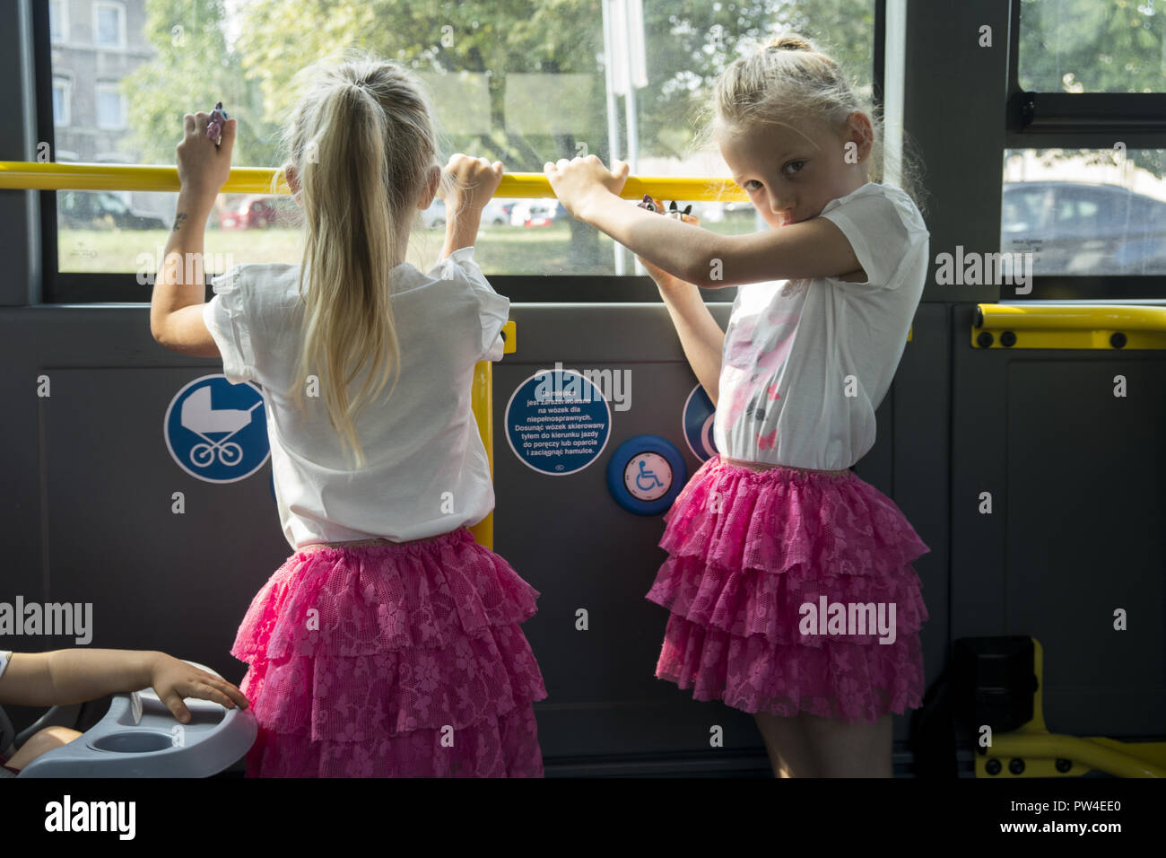 Kinder fahren mit dem öffentlichen Bus, mit ihrer Mutter in Zielona Gora, Polen. Stockfoto