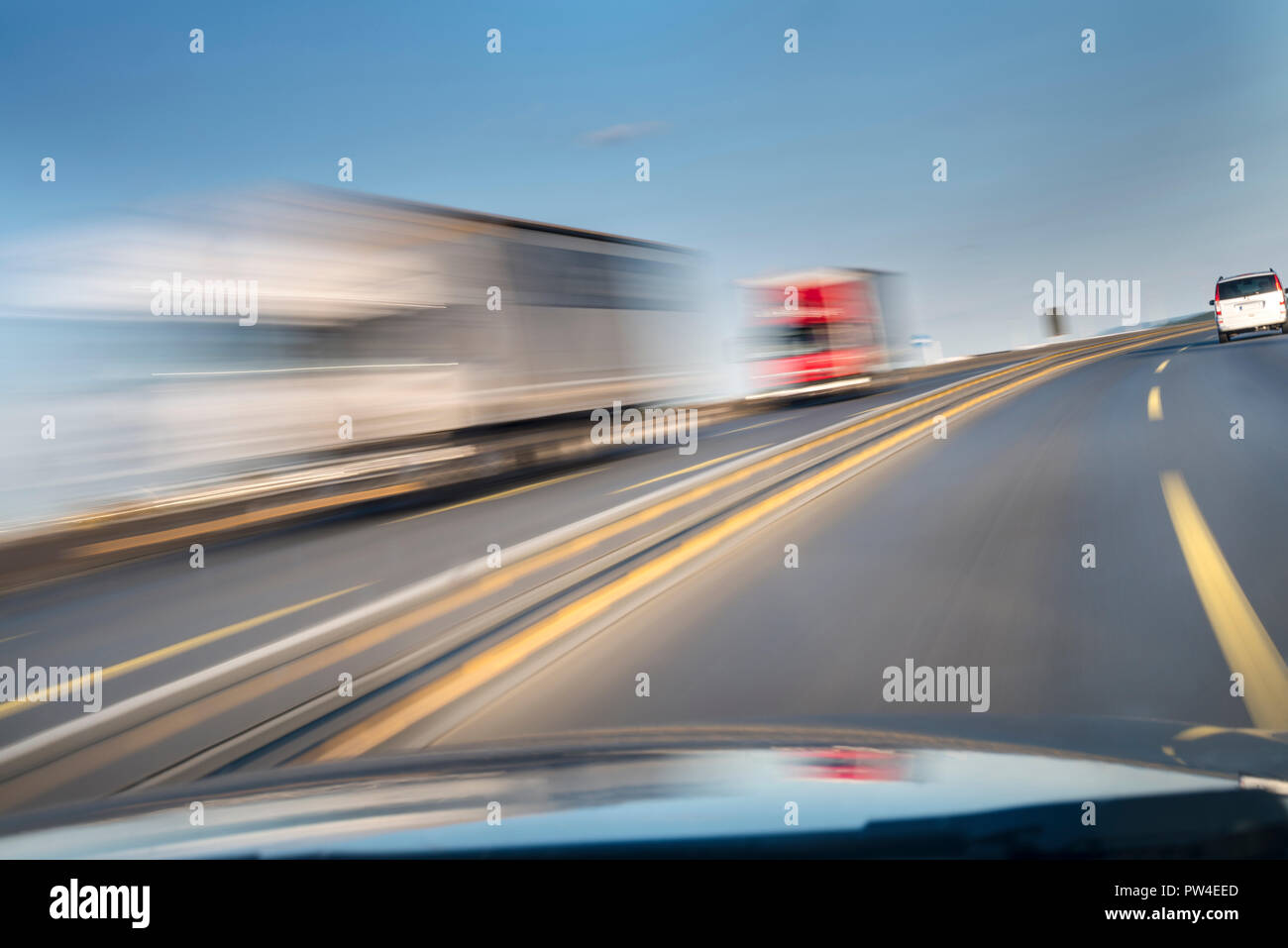 Verschwommene Bewegung von Fahrzeugen, die auf der Straße durch Auto Windschutzscheibe gesehen Stockfoto