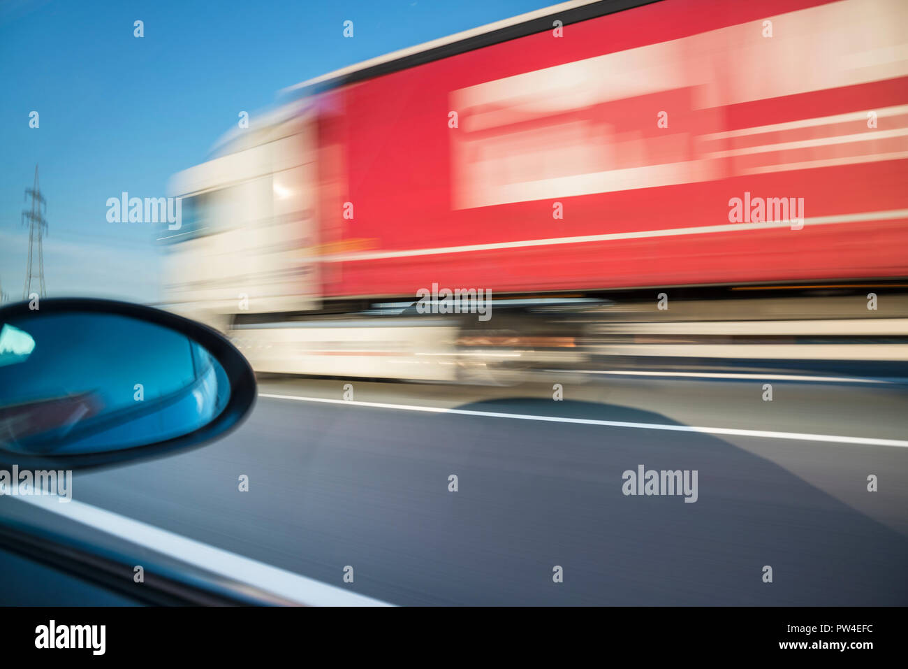 Verschwommene Bewegung der Stapler fährt auf der Straße durch Auto Fenster gesehen Stockfoto