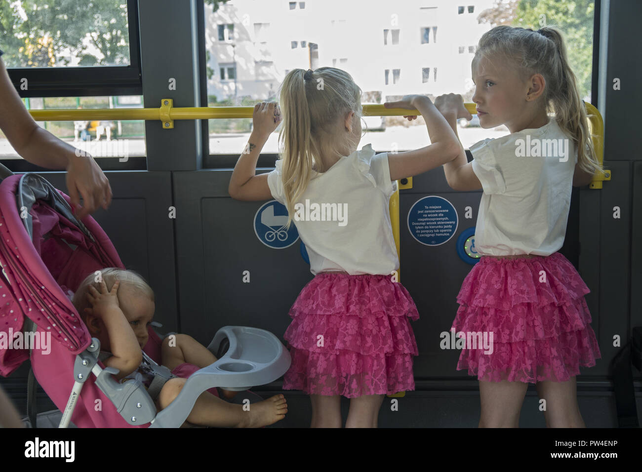 Kinder fahren mit dem öffentlichen Bus, mit ihrer Mutter in Zielona Gora, Polen. Stockfoto