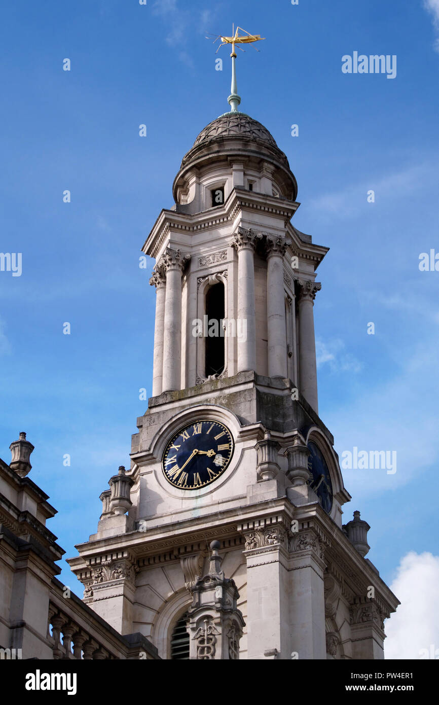 Golden Heuschrecke, die Insignien der Elisabethanischen Kaufmann Thomas Gresham, oben auf dem Clock Tower von London's Royal Exchange Gebäude Stockfoto