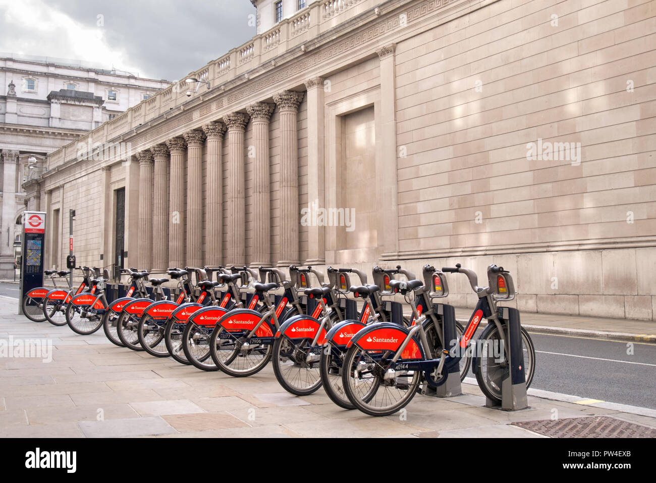 Eine Reihe von Fahrräder mieten an der Rückseite der Bank von England, London Stockfoto