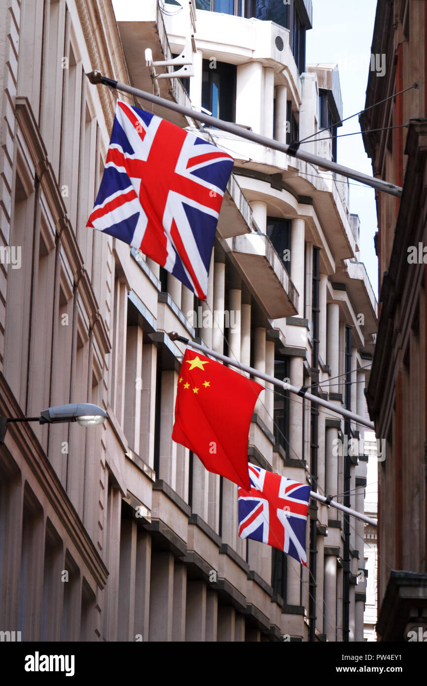 Britischen und Chinesischen Flaggen fliegen zusammen Stockfoto