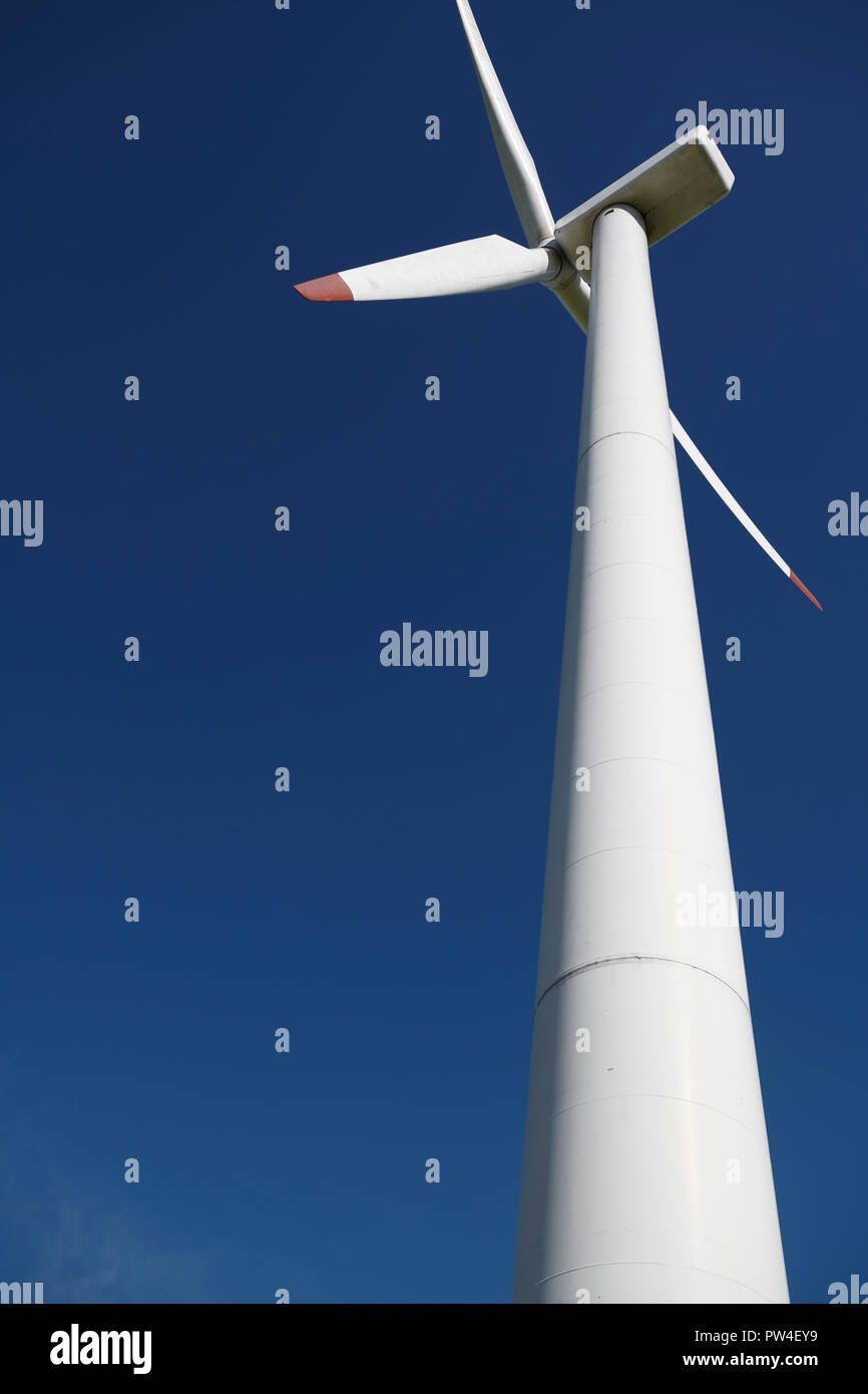 Low Angle View der Windmühle gegen den klaren blauen Himmel während der sonnigen Tag Stockfoto