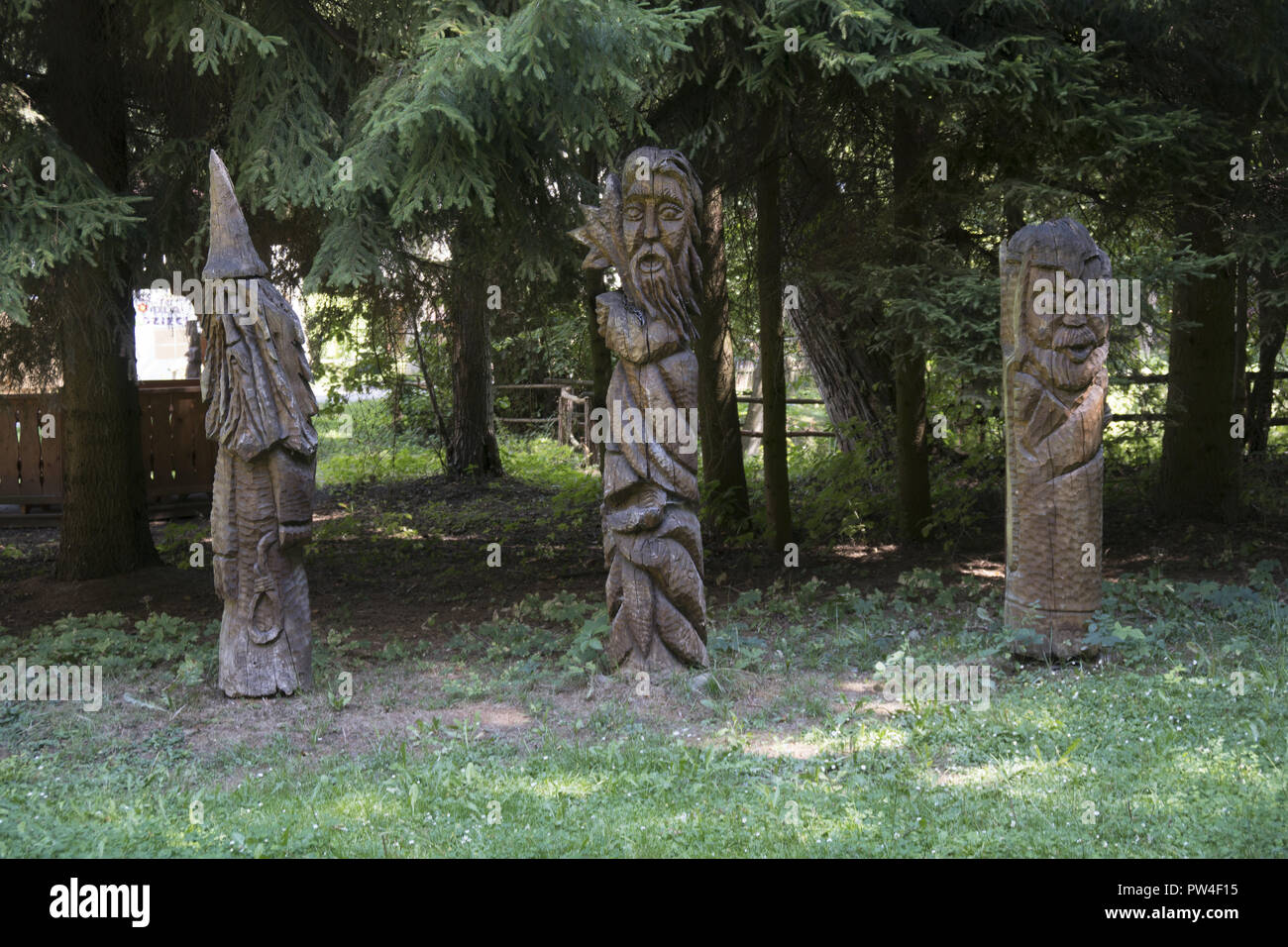 Die verschiedenen mythischen Figuren aus Massivholz Protokolle auf dem Gelände eines ethnographischen Museum in der Nähe von Zielona Gora, Polen, Zielona Gora, Polen geschnitzt. Stockfoto