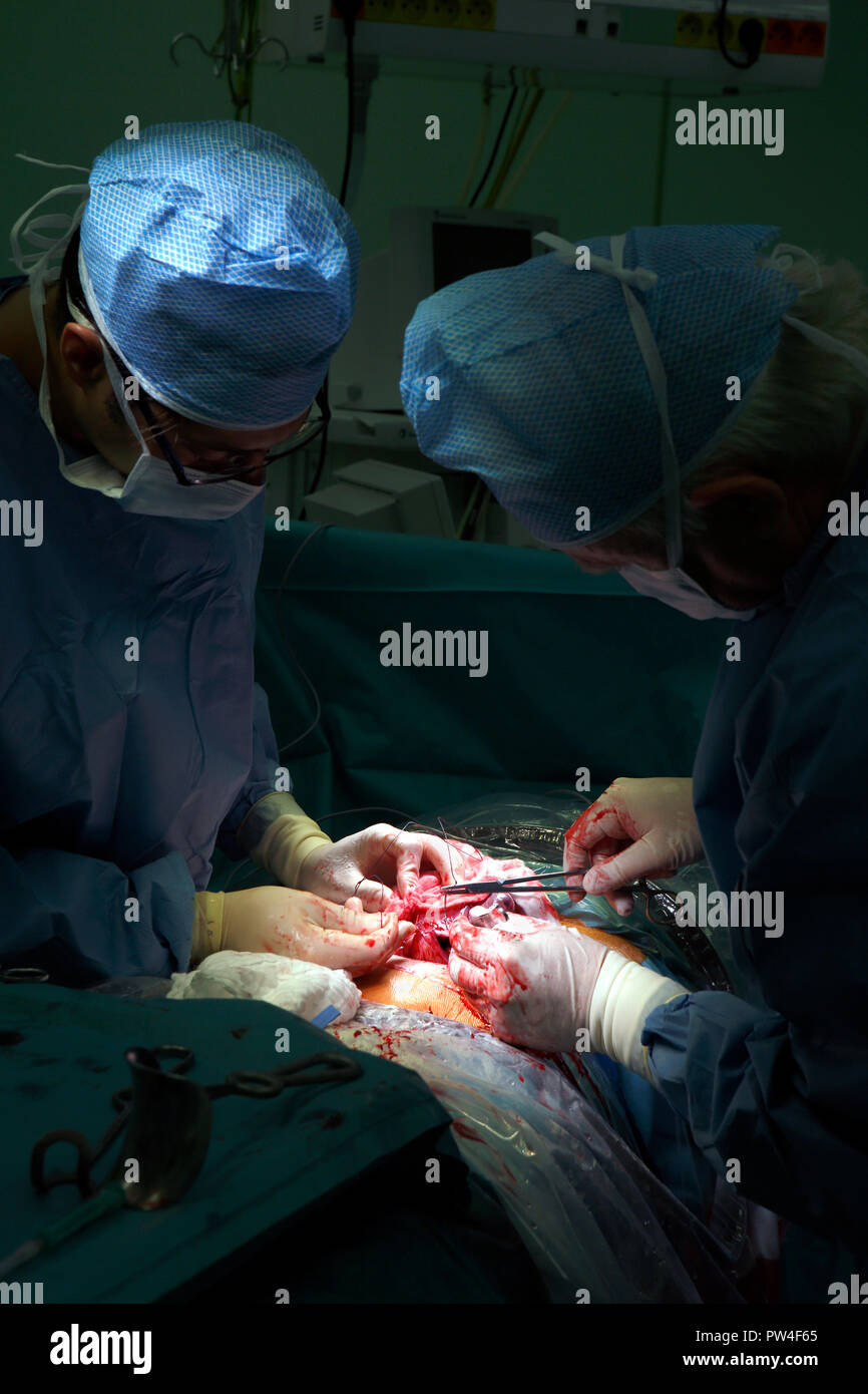 Chirurgische Eingriffe bei der Geburt im Krankenhaus, Kaiserschnitt, Tschechische Republik Stockfoto