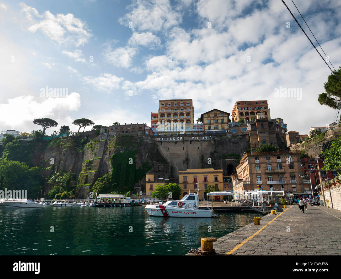 Boote an der Marina Piccola, Sorrento, Kampanien, Italien. Stockfoto