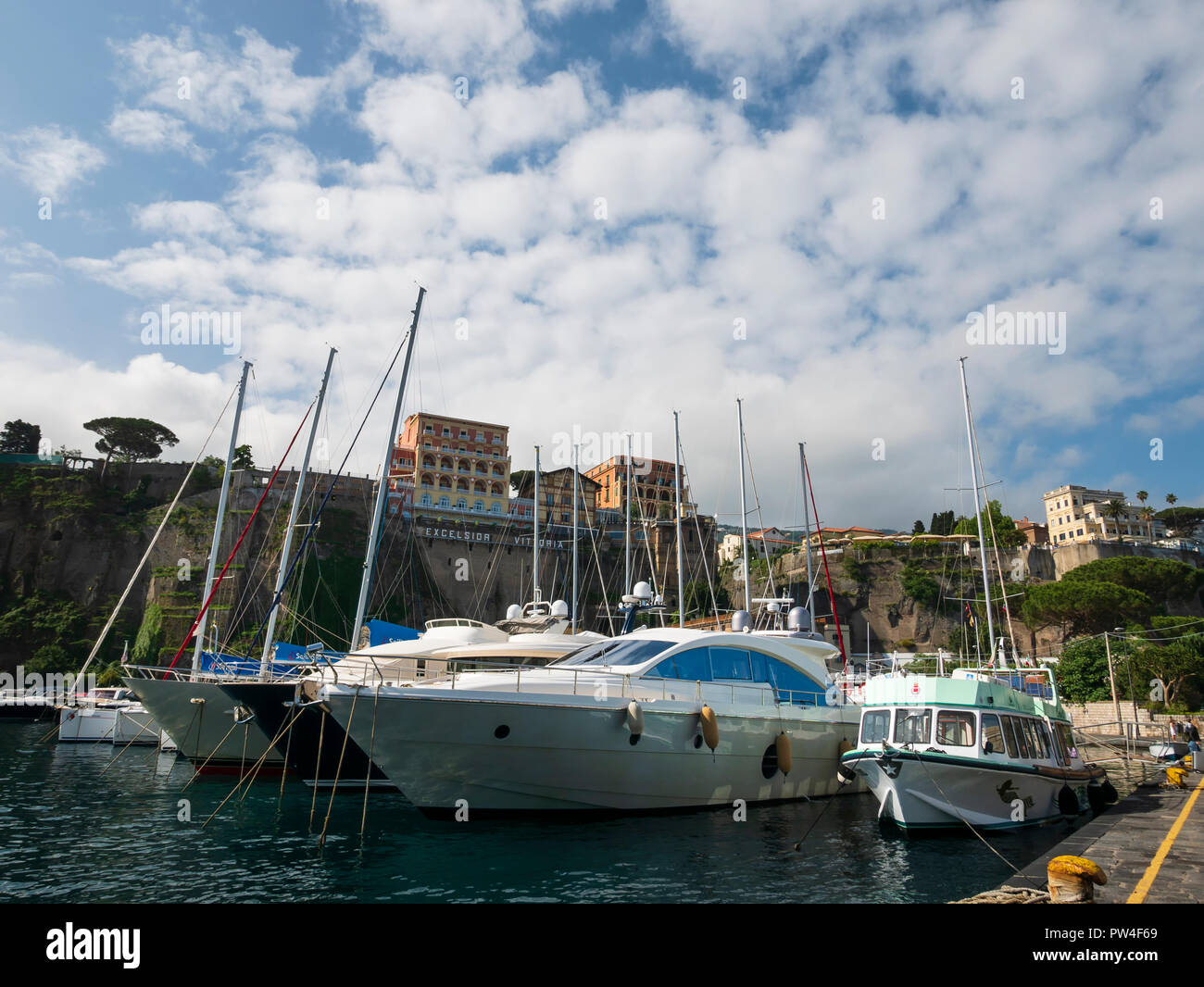 Boote an der Marina Piccola, Sorrento, Kampanien, Italien. Stockfoto