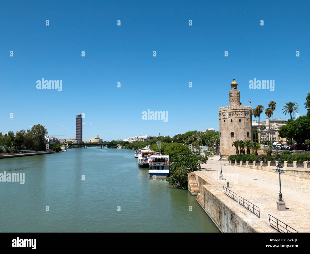 Der Fluss Guadalquivir und die Torre del Oro (Goldener Turm), Sevilla, Andalusien, Spanien. Stockfoto