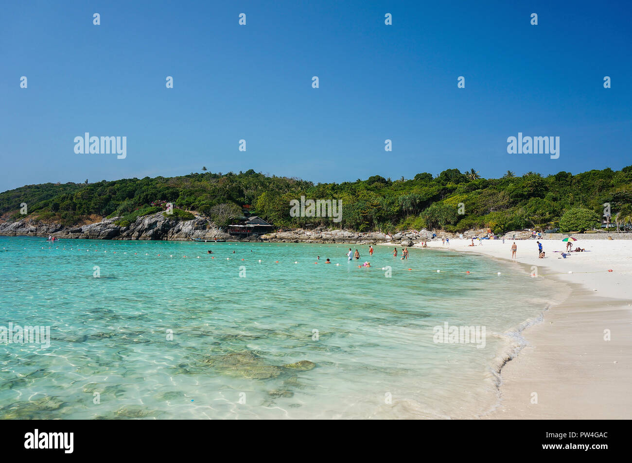 Personen, die am Strand gegen blauen Himmel während der sonnigen Tag Stockfoto