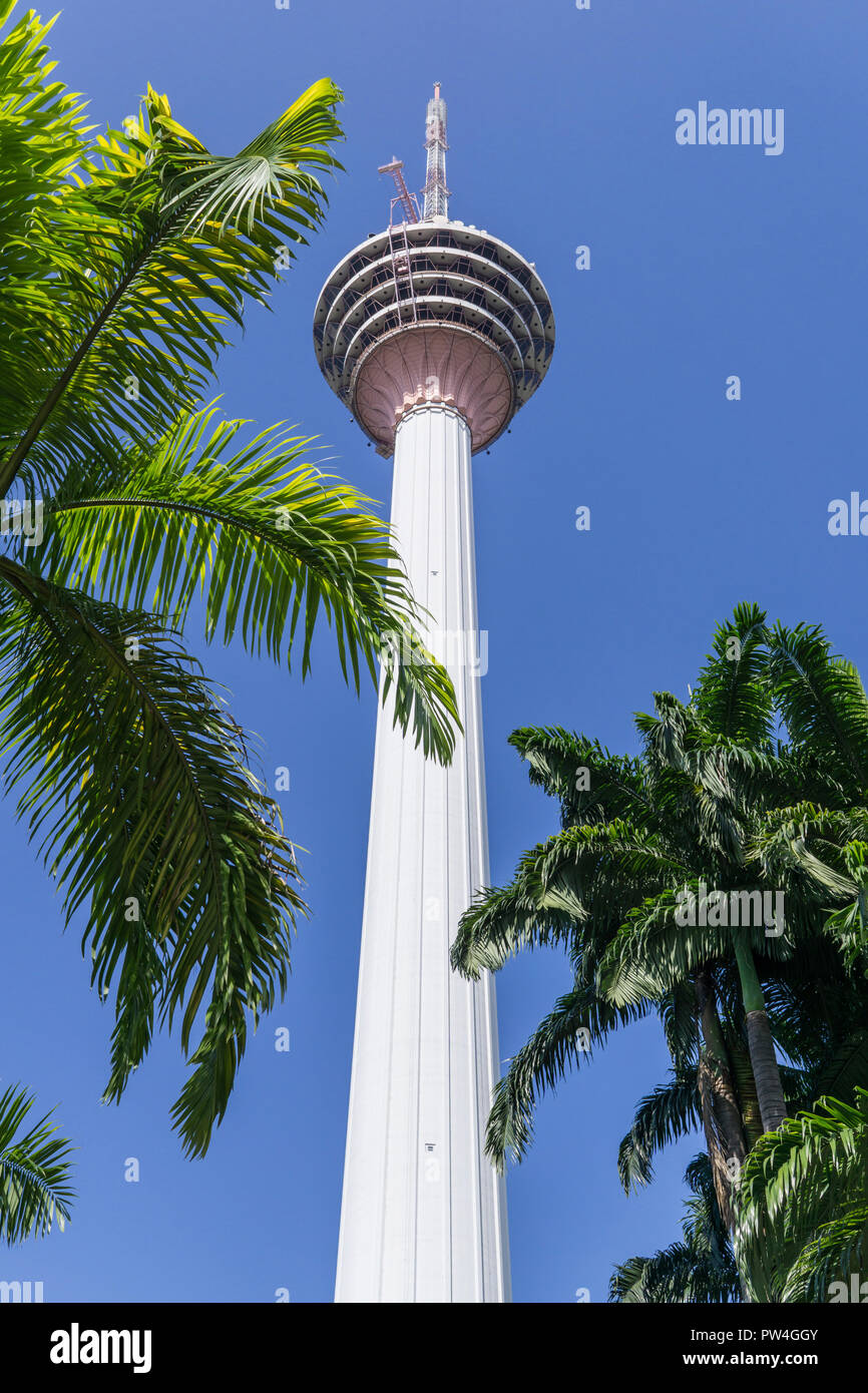 Low Angle View von Kuala Lumpur Tower gegen den klaren blauen Himmel während der sonnigen Tag Stockfoto