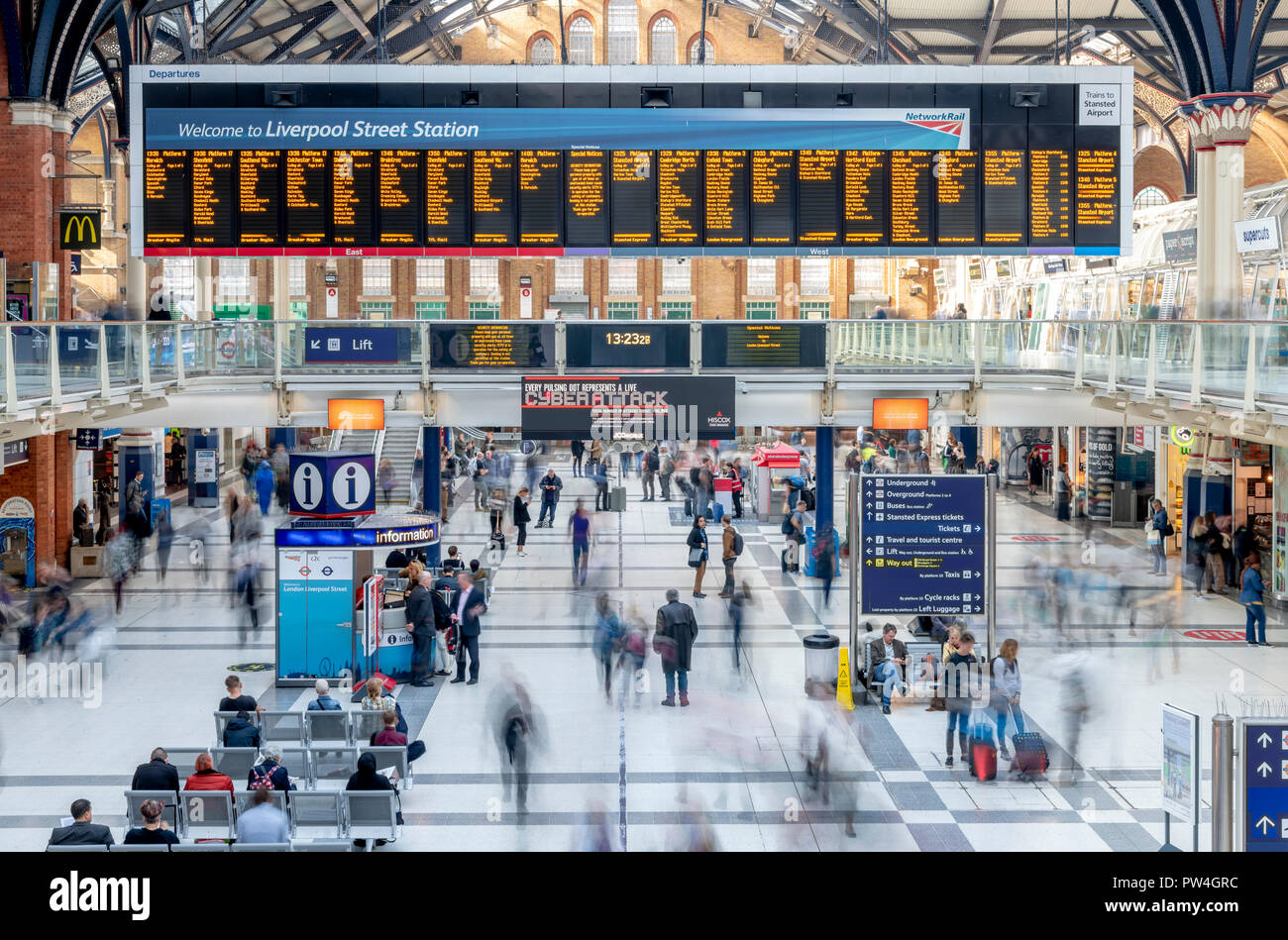 Besetzt die Fahrgäste fangen ihre Züge an der Liverpool Street Station in London. Die lange Exposition erfasst den Menschen als eine Reihe von Unschärfen. Stockfoto