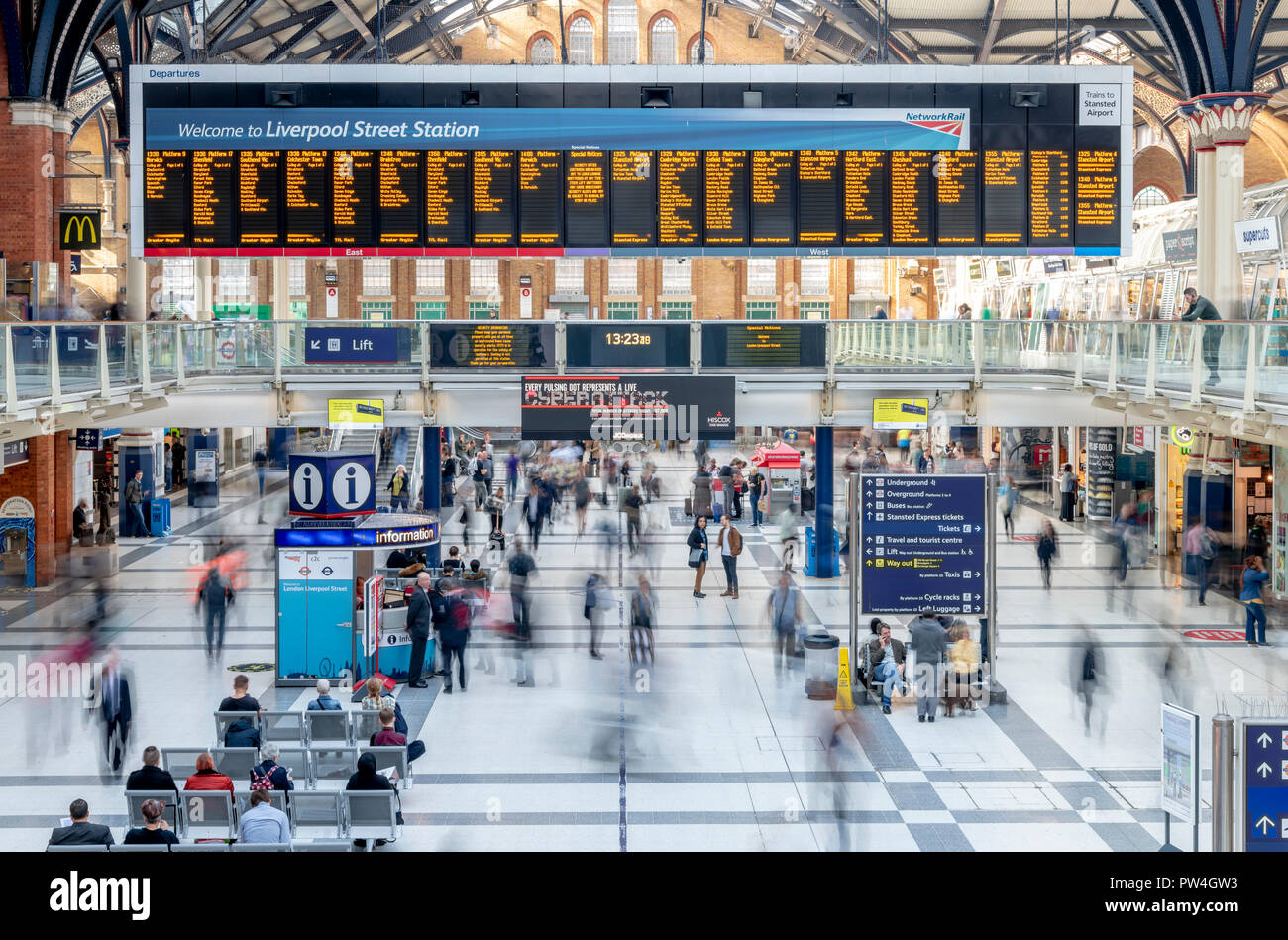 Besetzt die Fahrgäste fangen ihre Züge an der Liverpool Street Station in London. Die lange Exposition erfasst den Menschen als eine Reihe von Unschärfen. Stockfoto