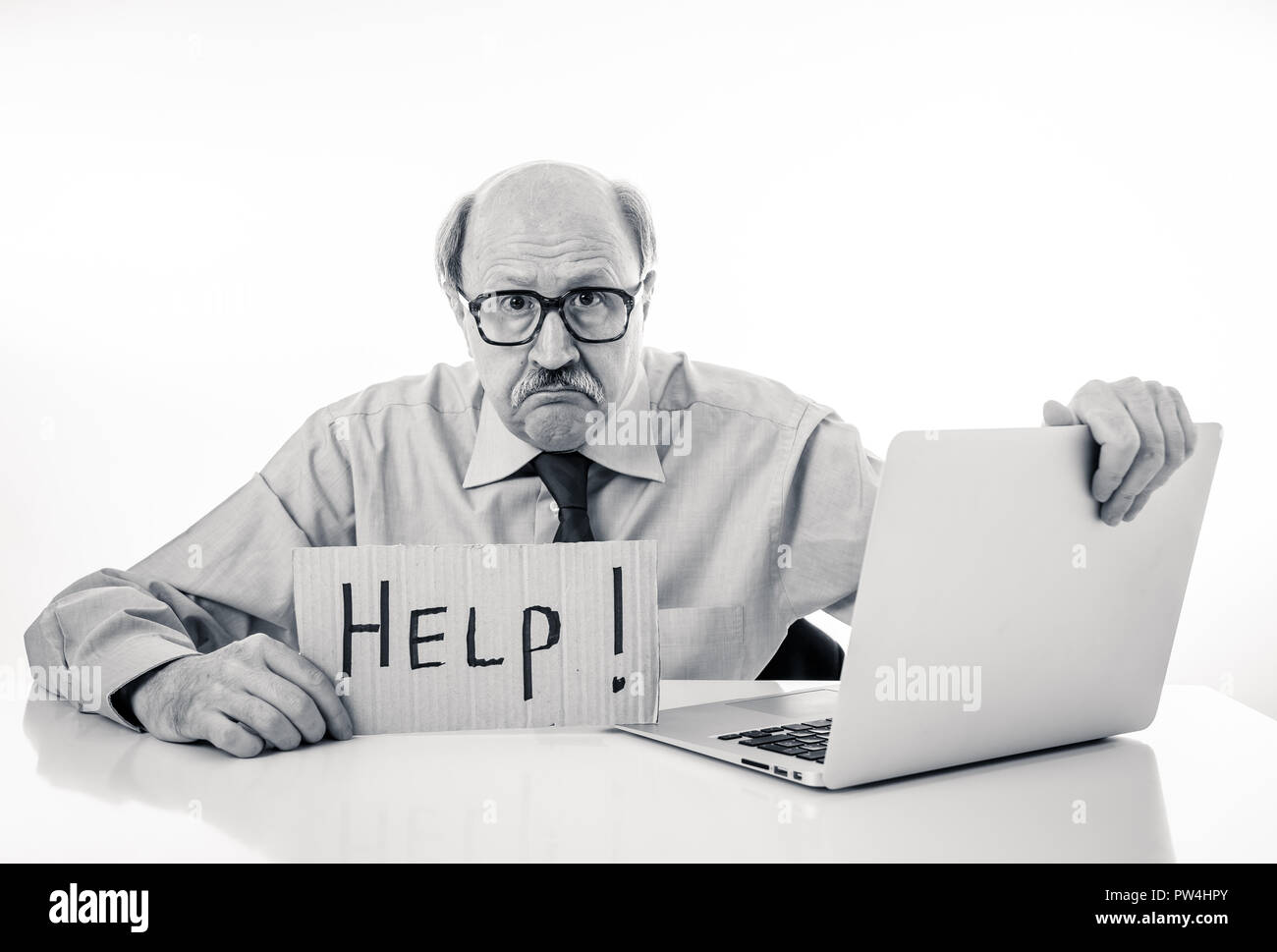 Ältere reifen Unternehmens Mann mit Glatze auf seinem 60s Gefühl gestresst und frustriert, müde und überfordert mit Hilfe Anmelden Job Probleme Stockfoto