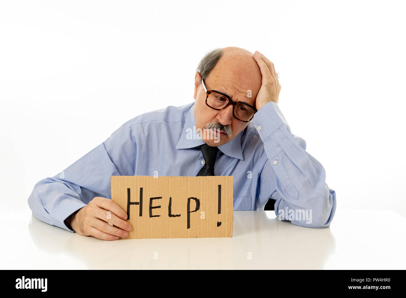 Ältere reifen Unternehmens Mann mit Glatze auf seinem 60s Gefühl gestresst und frustriert, müde und überfordert mit Hilfe Anmelden Job Probleme Stockfoto