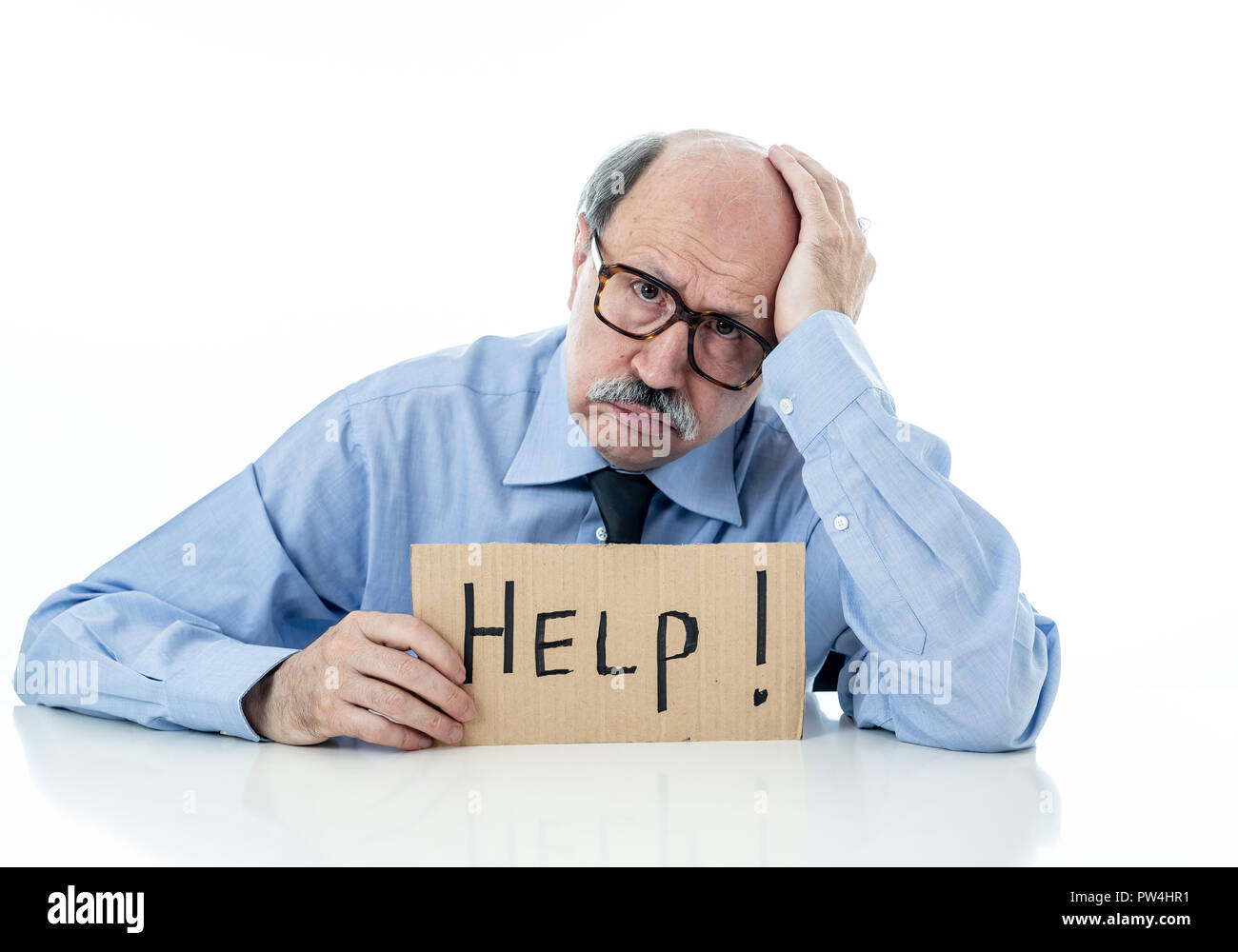 Ältere reifen Unternehmens Mann mit Glatze auf seinem 60s Gefühl gestresst und frustriert, müde und überfordert mit Hilfe Anmelden Job Probleme Stockfoto
