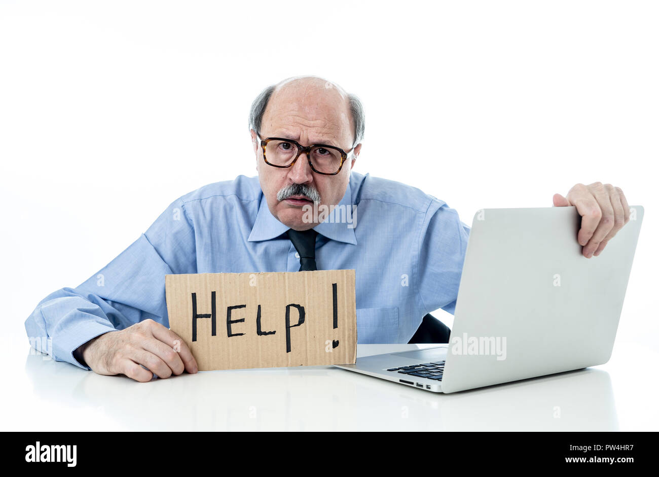 Ältere reifen Unternehmens Mann mit Glatze auf seinem 60s Gefühl gestresst und frustriert, müde und überfordert mit Hilfe Anmelden Job Probleme Stockfoto