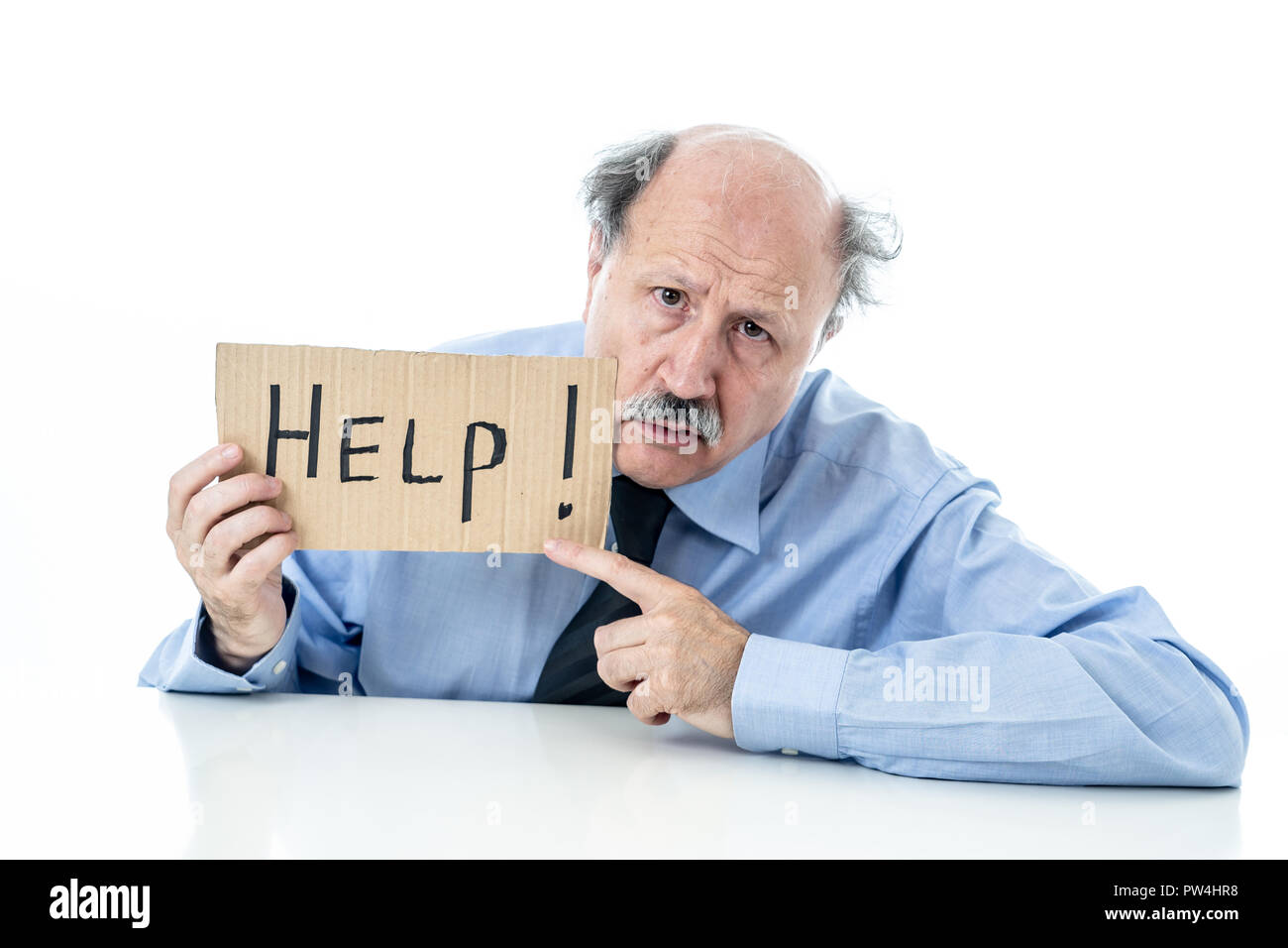 Ältere reifen Unternehmens Mann mit Glatze auf seinem 60s Gefühl gestresst und frustriert, müde und überfordert mit Hilfe Anmelden Job Probleme Stockfoto