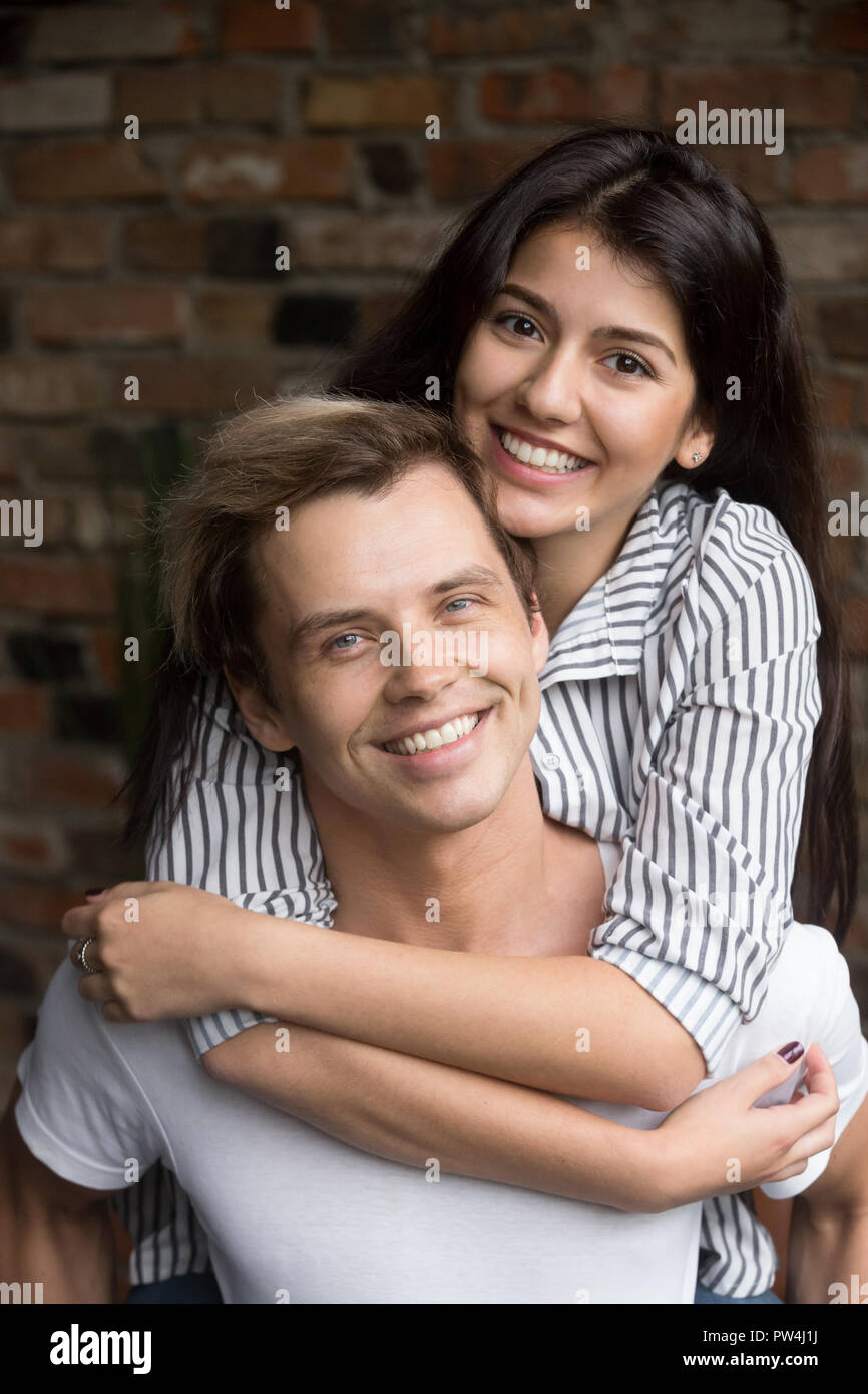 Porträt der glückliche junge attraktive Paare in der Liebe Stockfoto