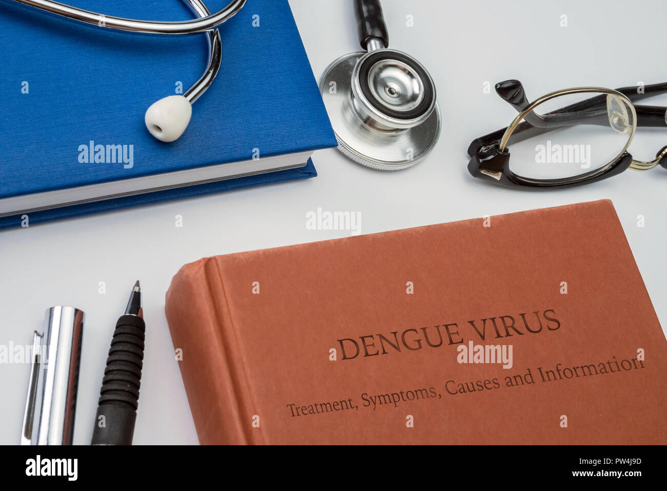 Denguefieber, Behandlung, Symptome, Ursachen und Informationen in einer Medizin Buch mit Stethoskop und vintage Brille geschrieben, konzeptionelle Bild Stockfoto