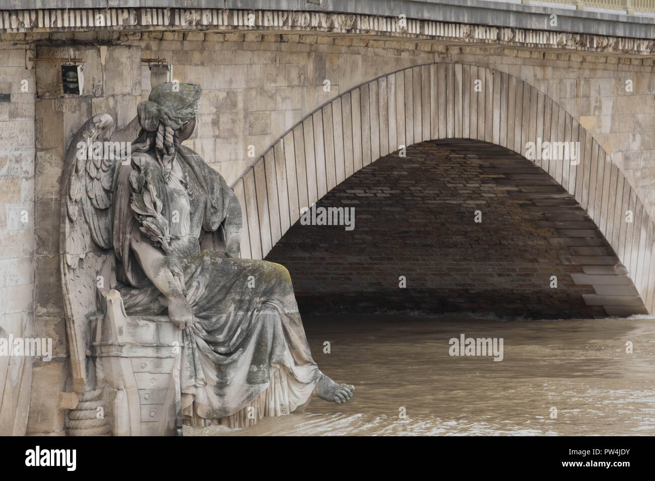 Flut der Seine die Brücke von Alma Überschwemmungen in Paris Frankreich Stockfoto