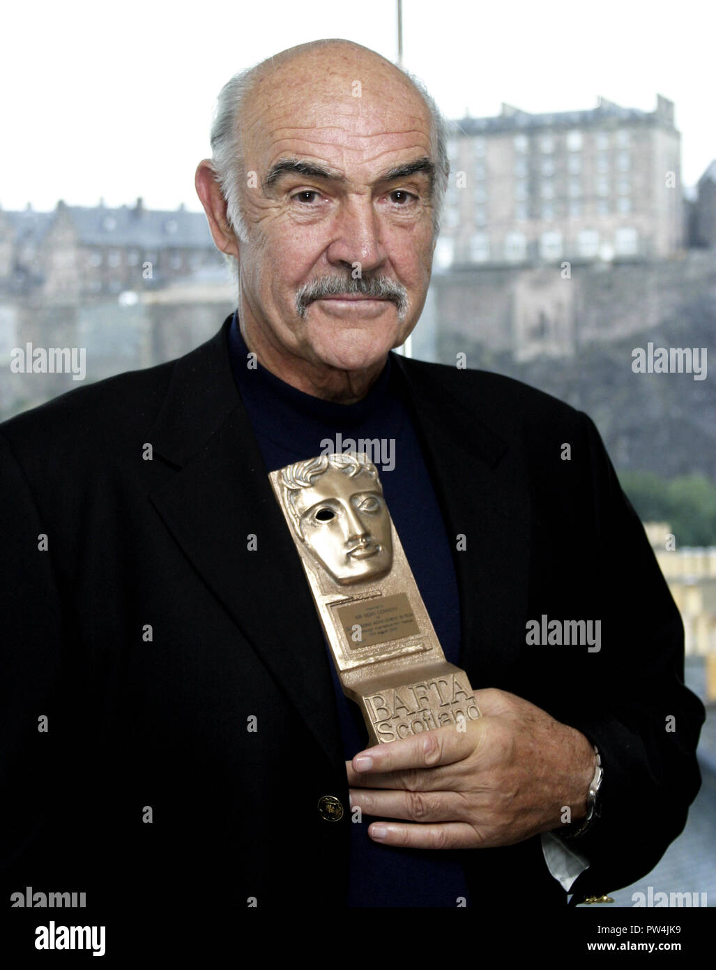 Freut sich, Sir Sean Connery, mit seinem speziellen Bafta-Life Time Achievement Award von der BAFTA-Schottland. Es wurde ihm beim Edinburgh Film Festival 2006 präsentiert. Es war seinen 75. Geburtstag. Stockfoto