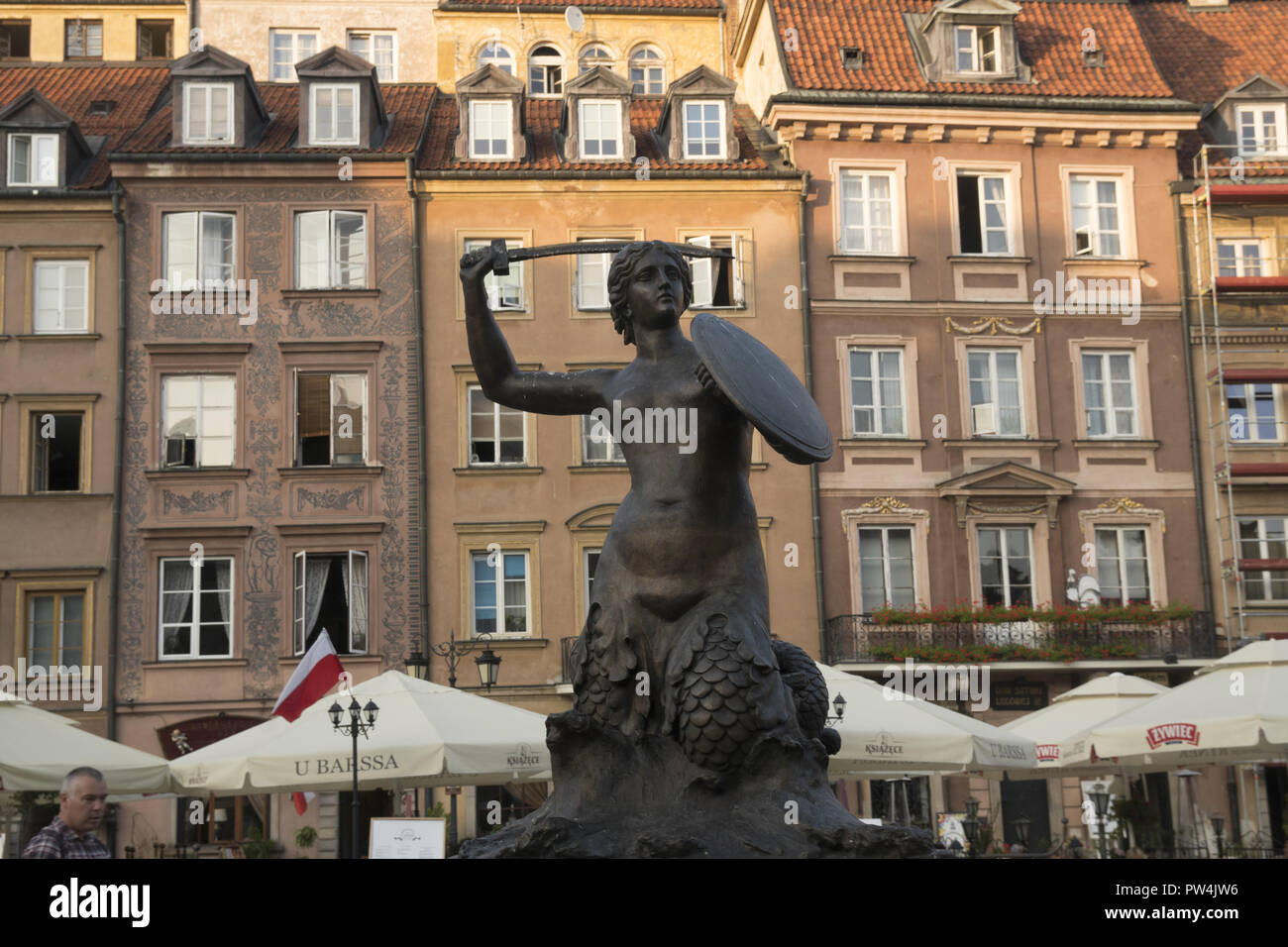 Old Town Square, Warschau, Polen. Die Warschauer Sirene, eine Bronzeskulptur von Konstanty Hegel, hat als Symbol von Warschau seit 1855 stand. Stockfoto