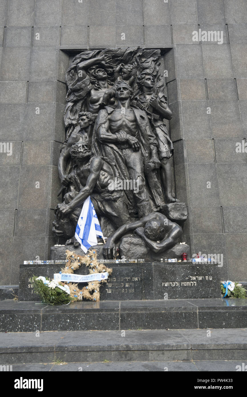 Denkmal für die 1943 Warschauer Ghetto Aufstand gegen die Nazis, die nun mit der Neuen Jüdischen Museum, die tausendjährige Geschichte der Juden in Polen. Stockfoto