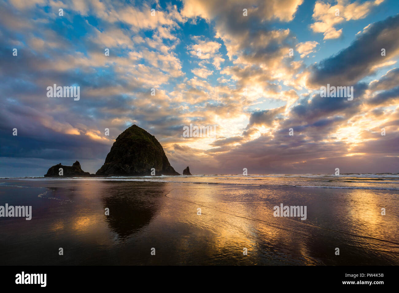 Sonnenuntergang über Haystack Rock, Cannon Beach, Oregon, USA. Stockfoto