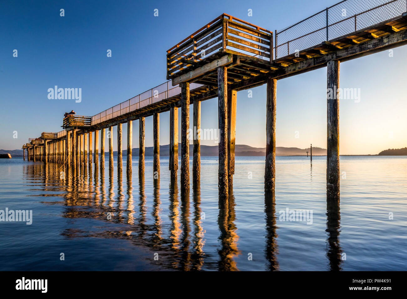 Letztes Licht auf der Pier bei Garibaldi an der Küste von Oregon, USA. Stockfoto