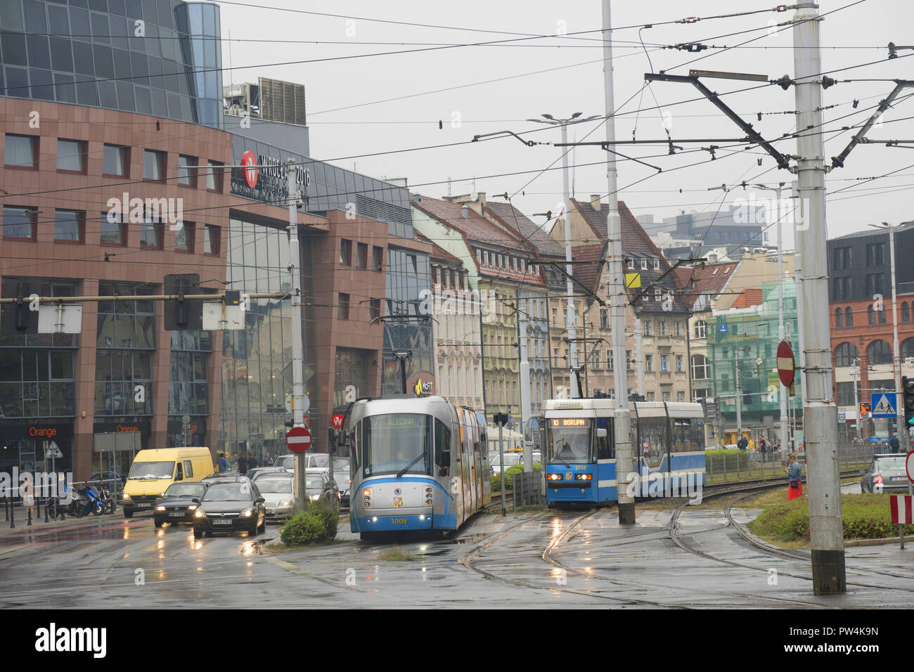 Verkehr an einem verregneten Morgen in Breslau die dritte bevölkerungsreichste Stadt in Polen. Stockfoto