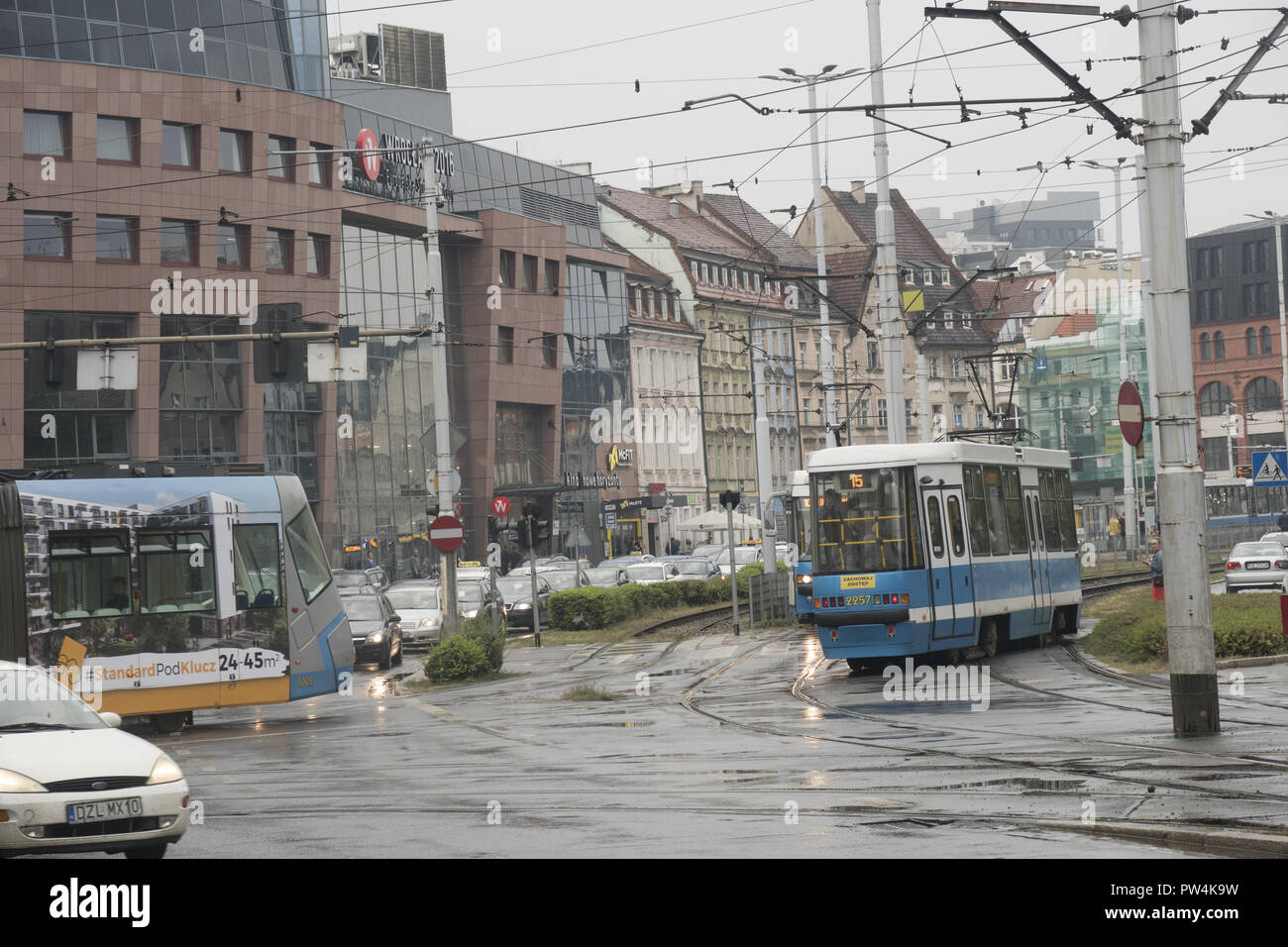 Verkehr an einem verregneten Morgen in Breslau die dritte bevölkerungsreichste Stadt in Polen. Stockfoto