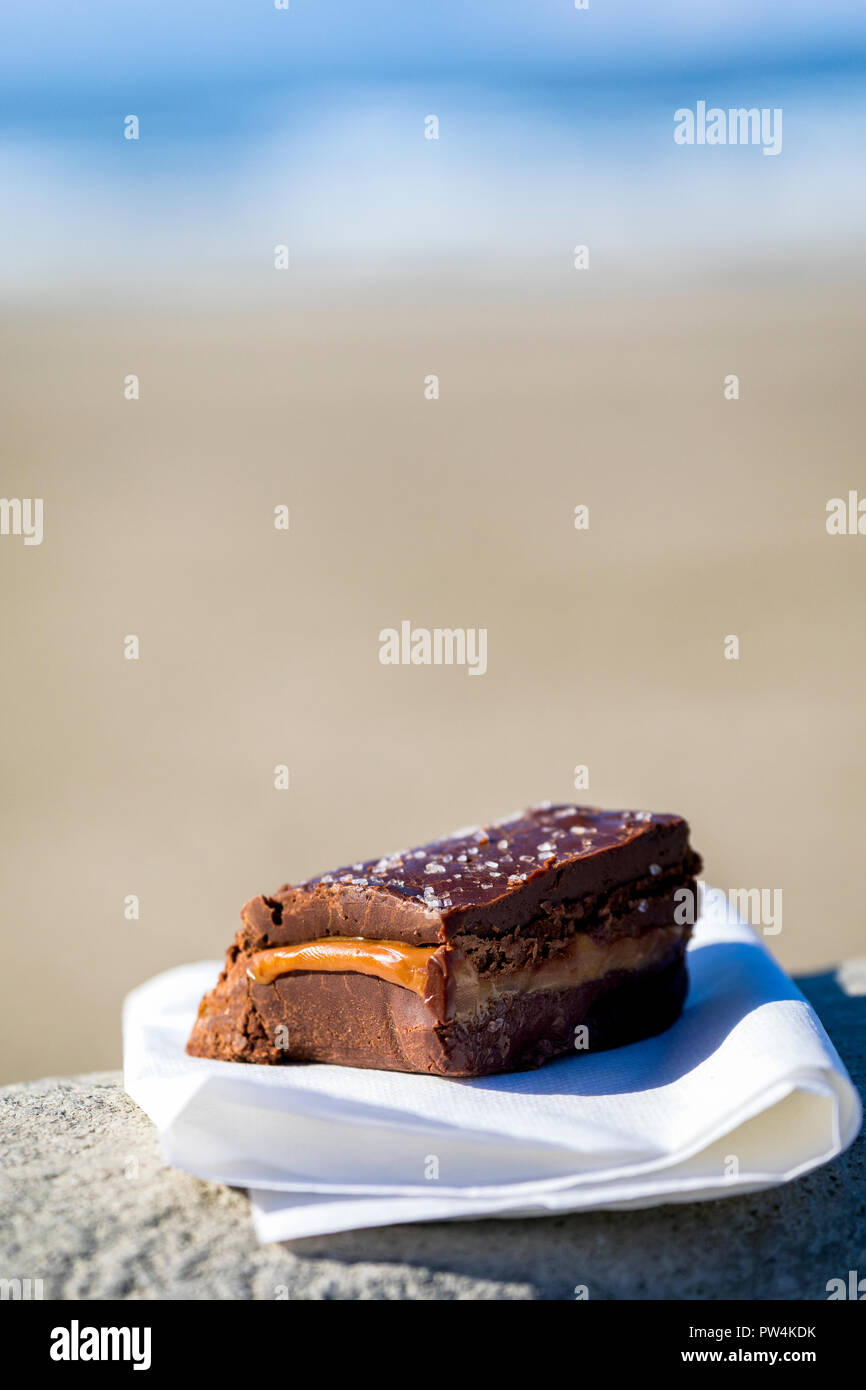 Dunkle Schokolade Karamell Meersalz fudge aus Shwietert in Seaside, Oregon. Stockfoto