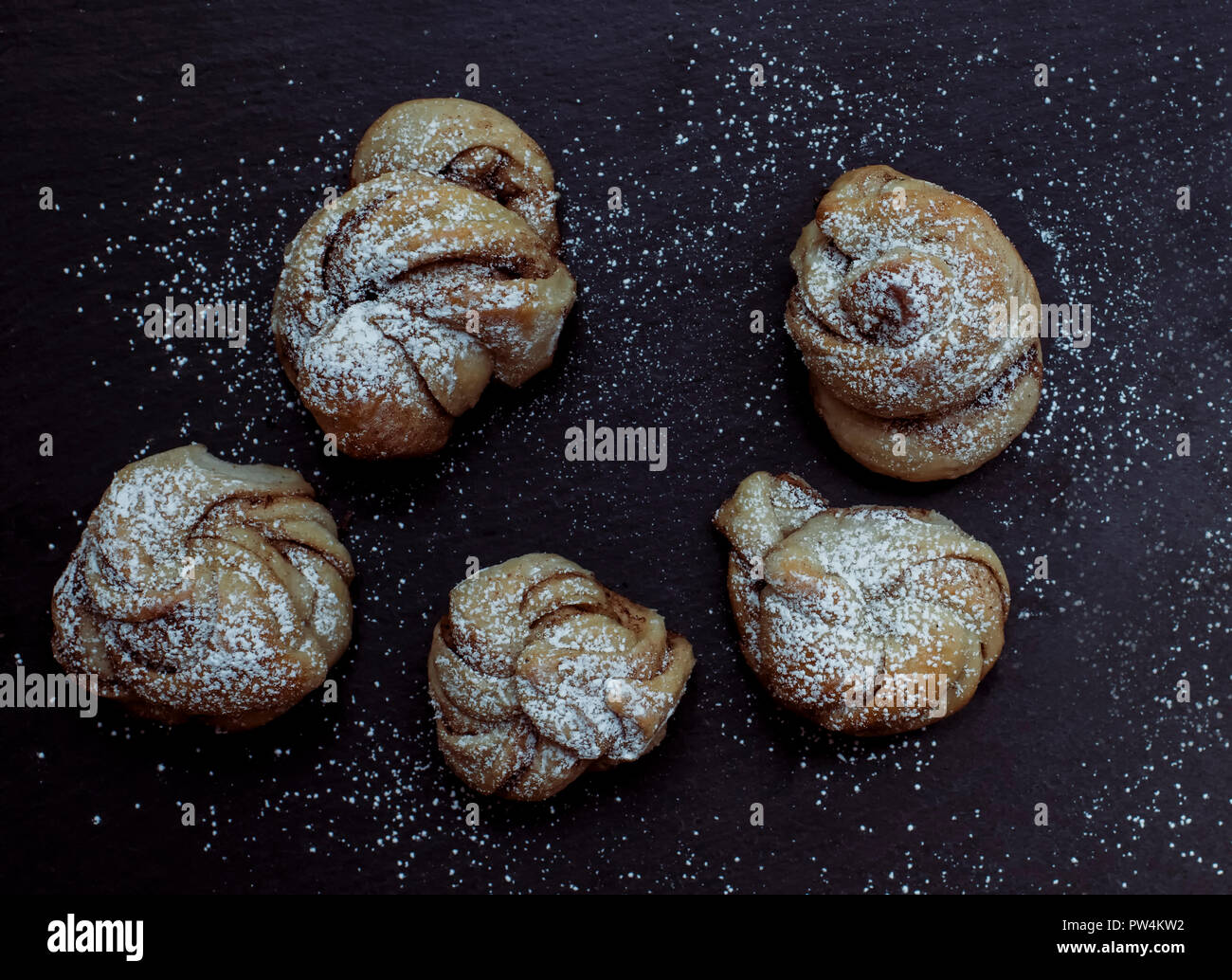 Ansicht von oben aus Croissants mit Puderzucker auf Tisch Stockfoto