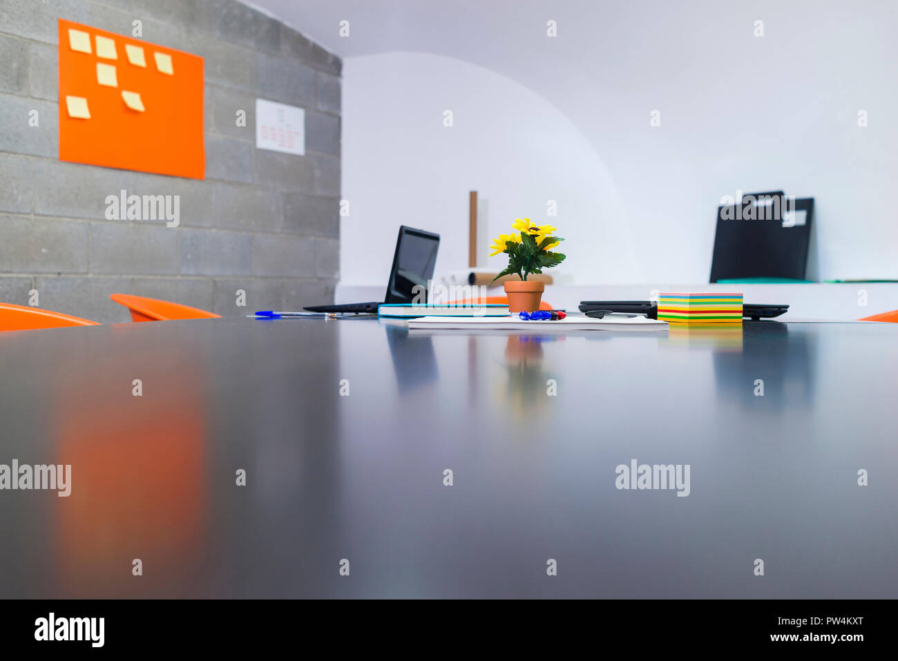Oberfläche Bild von Büromaterial am Konferenztisch Stockfoto