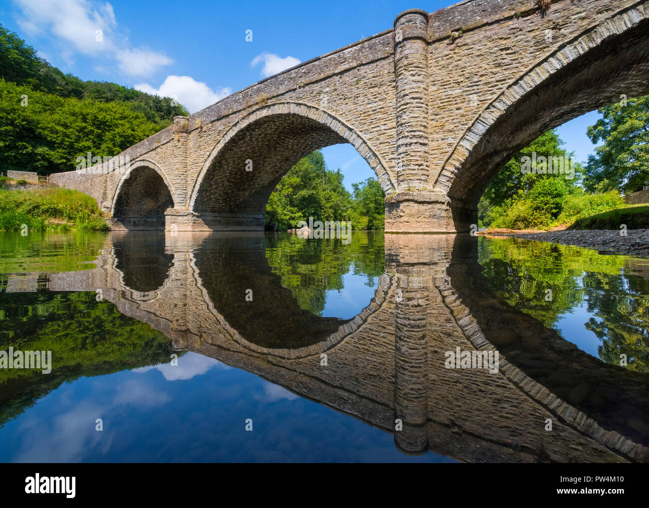 Dinham Brücke reflektiert im Haus der Frau von Ludlow, Shropshire. Stockfoto