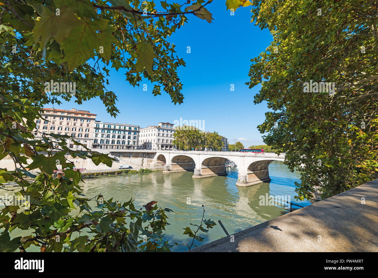 Tiber an einem klaren Tag in Rom, Italien Stockfoto