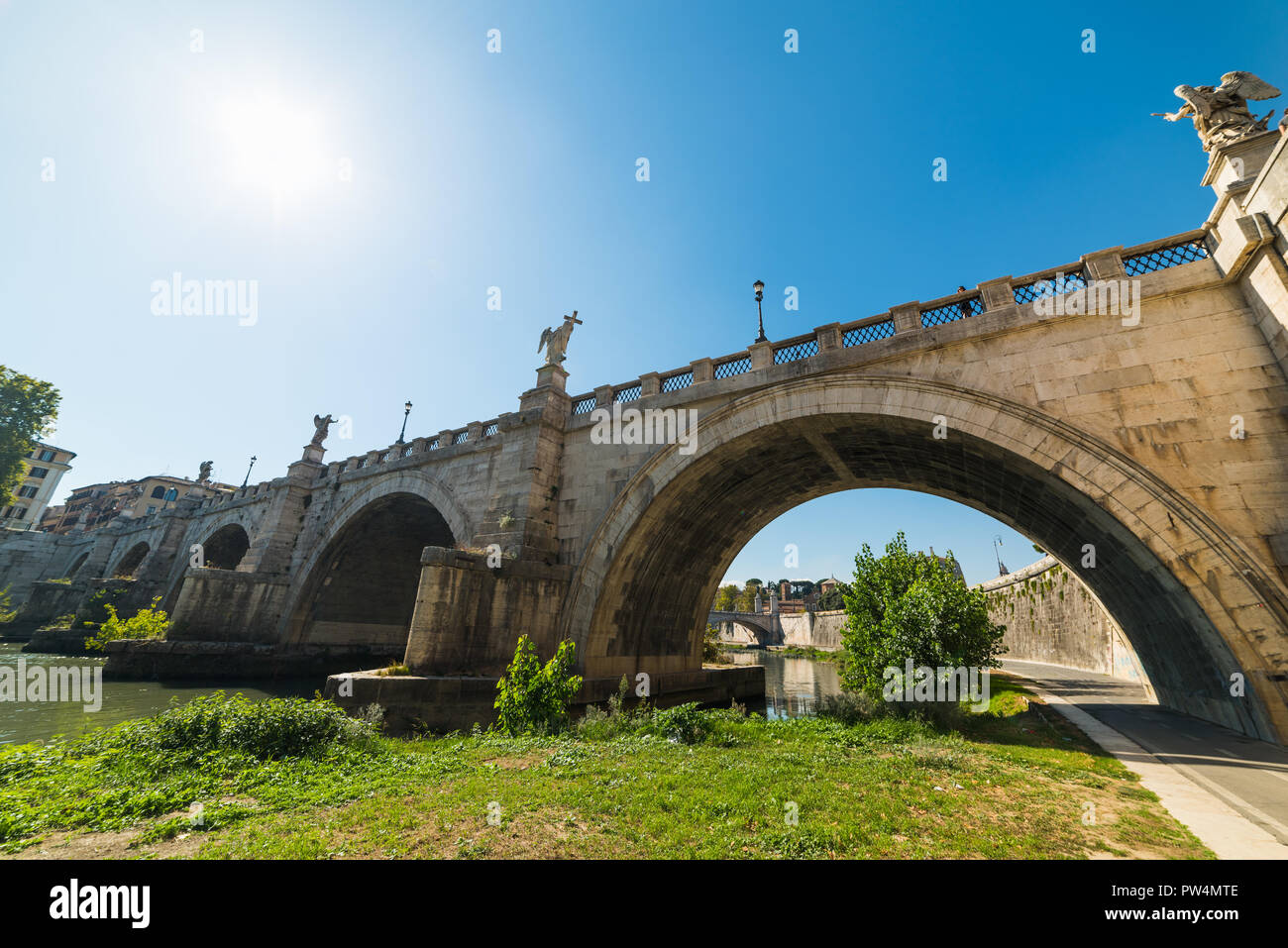 Sonne über Sant Angelo Brücke in Rom, Italien, glänzend Stockfoto